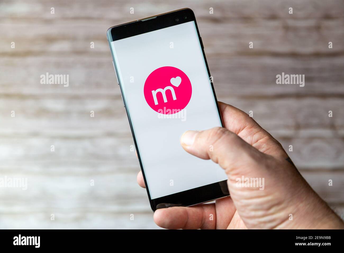 Un telefono cellulare o un telefono cellulare in attesa che mostra App Match Dating aperta sullo schermo Foto Stock