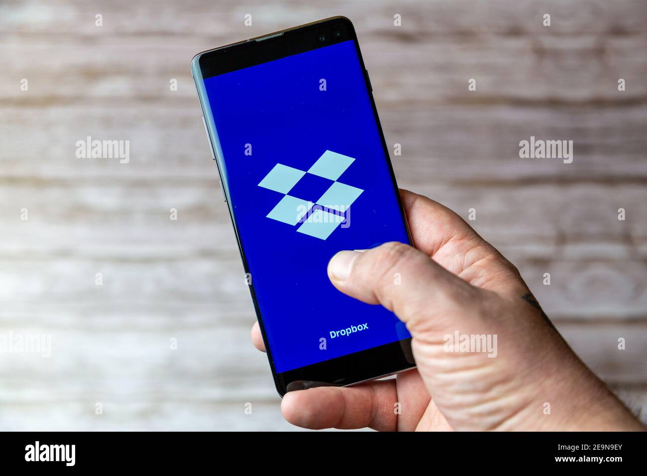 Un telefono cellulare o un telefono cellulare in attesa che mostra L'app Dropbox si apre sullo schermo Foto Stock