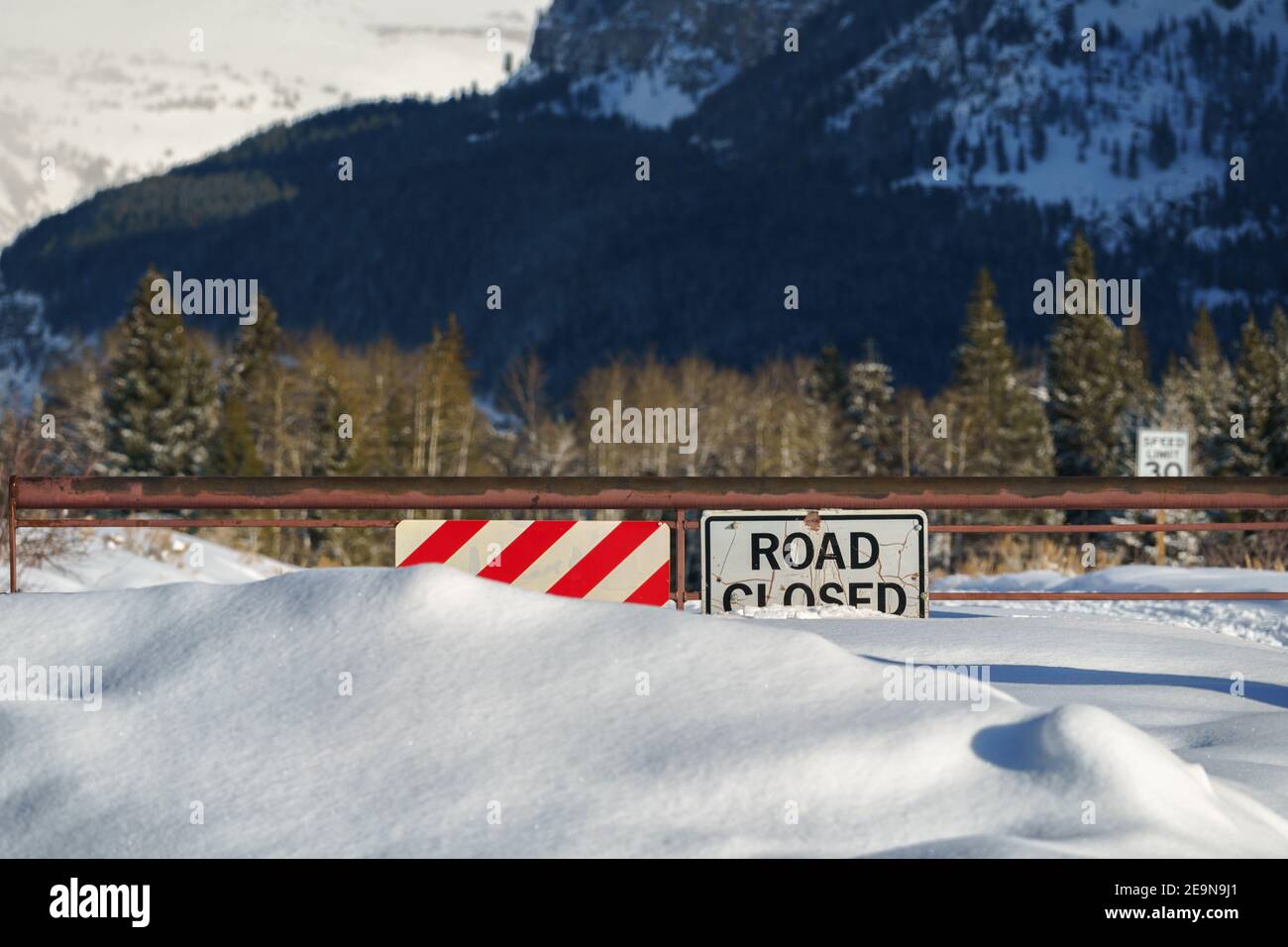 Segnaletica stradale chiusa a causa della neve profonda Foto Stock