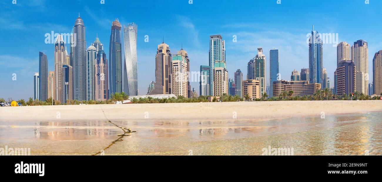 DUBAI, Emirati Arabi Uniti - 28 Marzo 2017: La Marina Towers da spiaggia. Foto Stock
