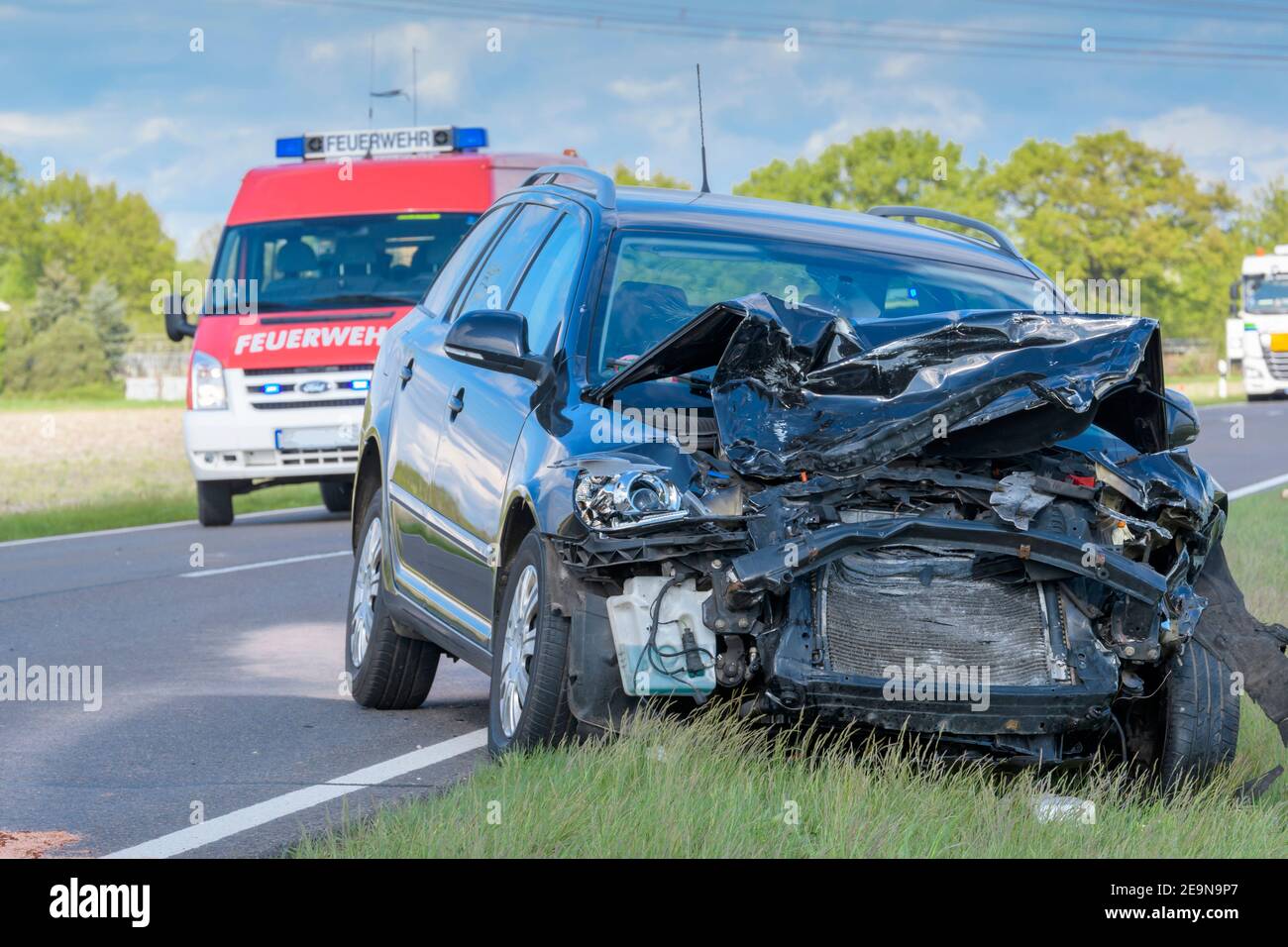 Situazione di incidente dopo un grave incidente su una strada di campagna Foto Stock