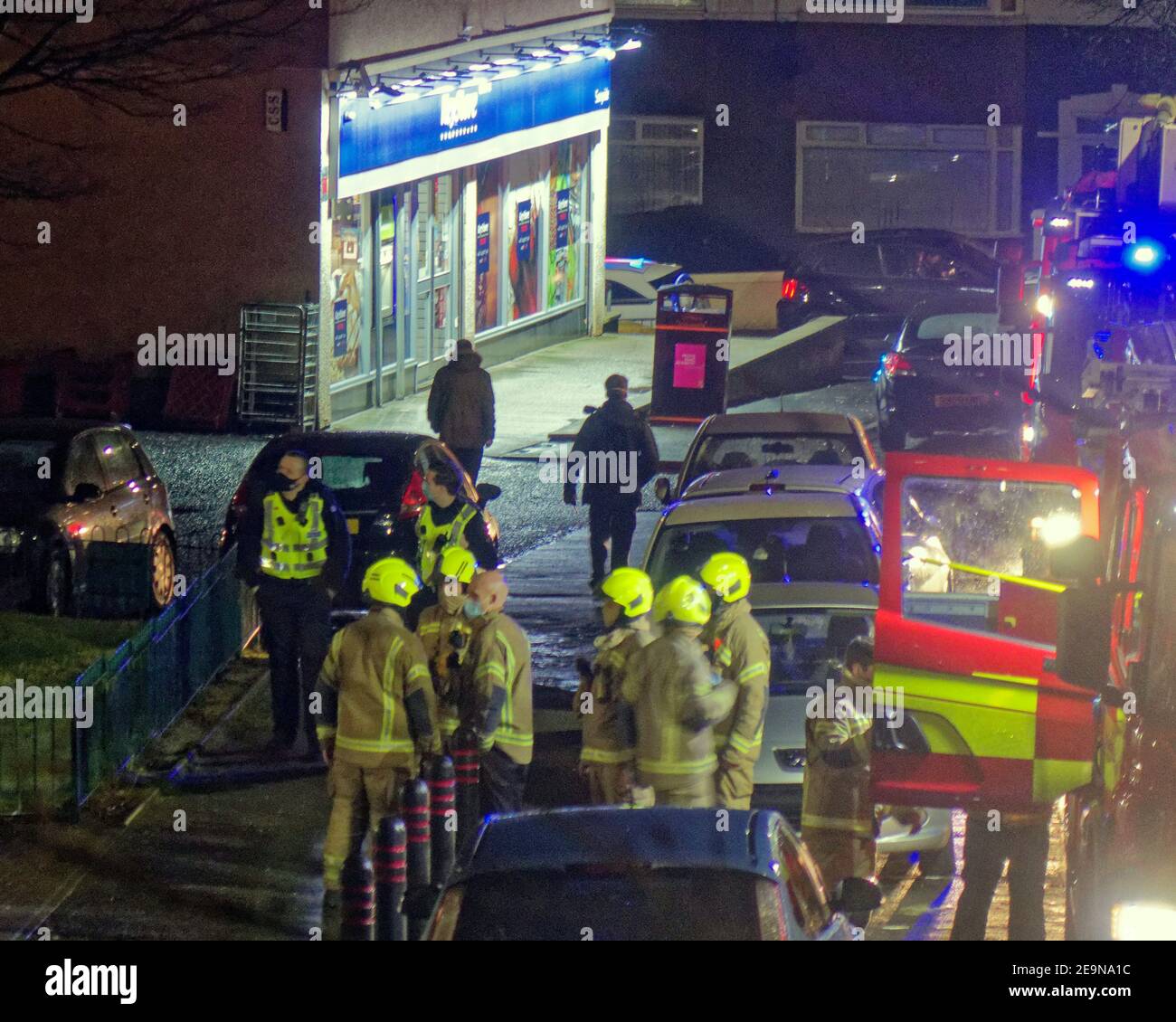 Glasgow, Scozia, Regno Unito, 5 febbraio 2021, grande presenza di motori antincendio su 2261 grande strada occidentale come le Blairdardie appartamenti ha avuto l'affluenza obbligatoria per gli appartamenti alti da grenfell così come la presenza di polizia e vigili del fuoco auto, non segni evidenti di un incendio. Credit Gerard Ferry/Alamy Live News Foto Stock