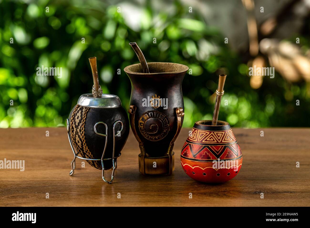 Tre accoppiamenti tradizionali fatti di calabash sopra un tavolo di legno all'aperto. Cultura del Sud america. Foto Stock