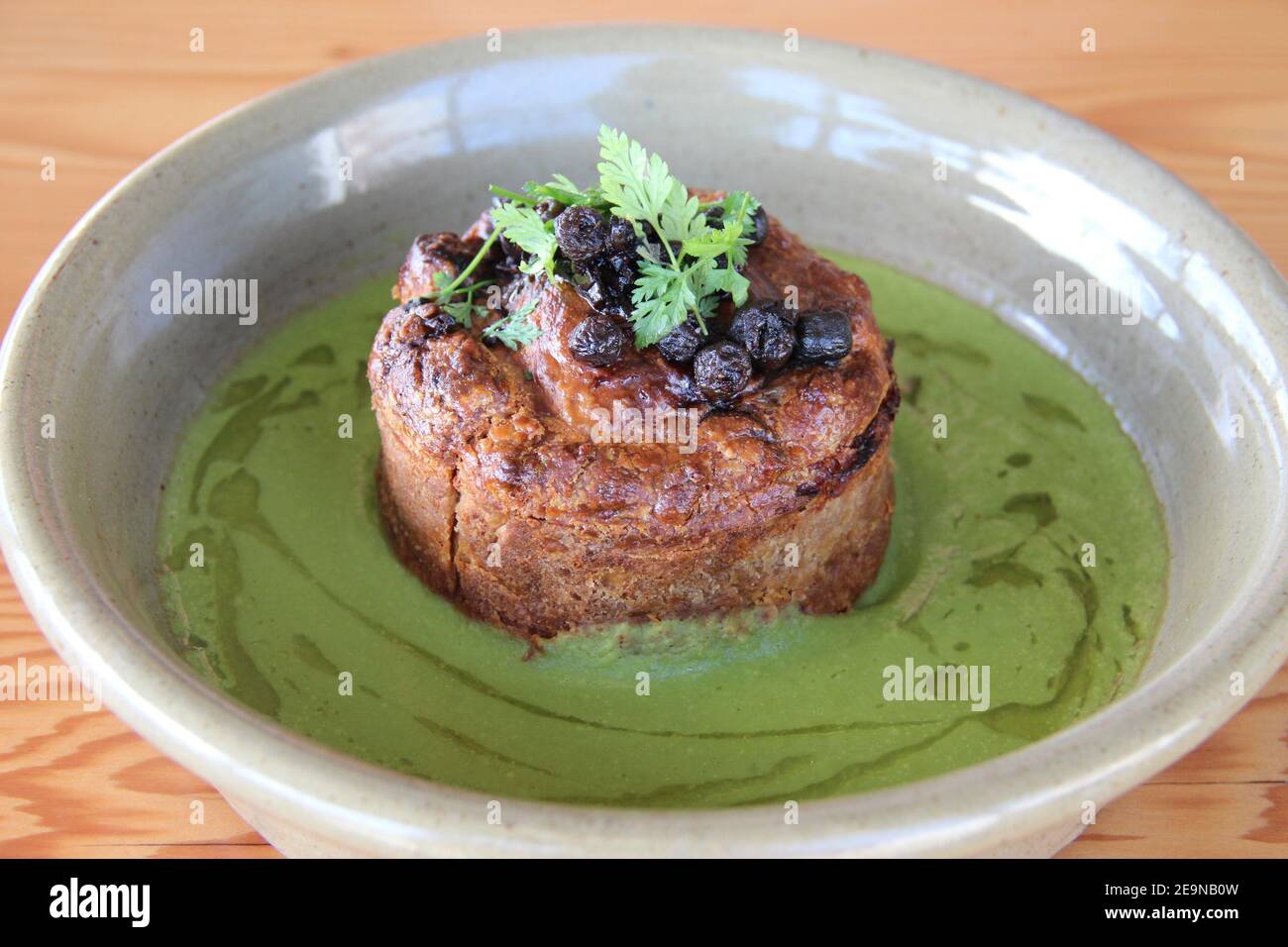 Gourmet torta floater - torta di carne galleggiando in un mare Di torte a base di funghi - un pasto principale tradizionale dal sud Australia Foto Stock
