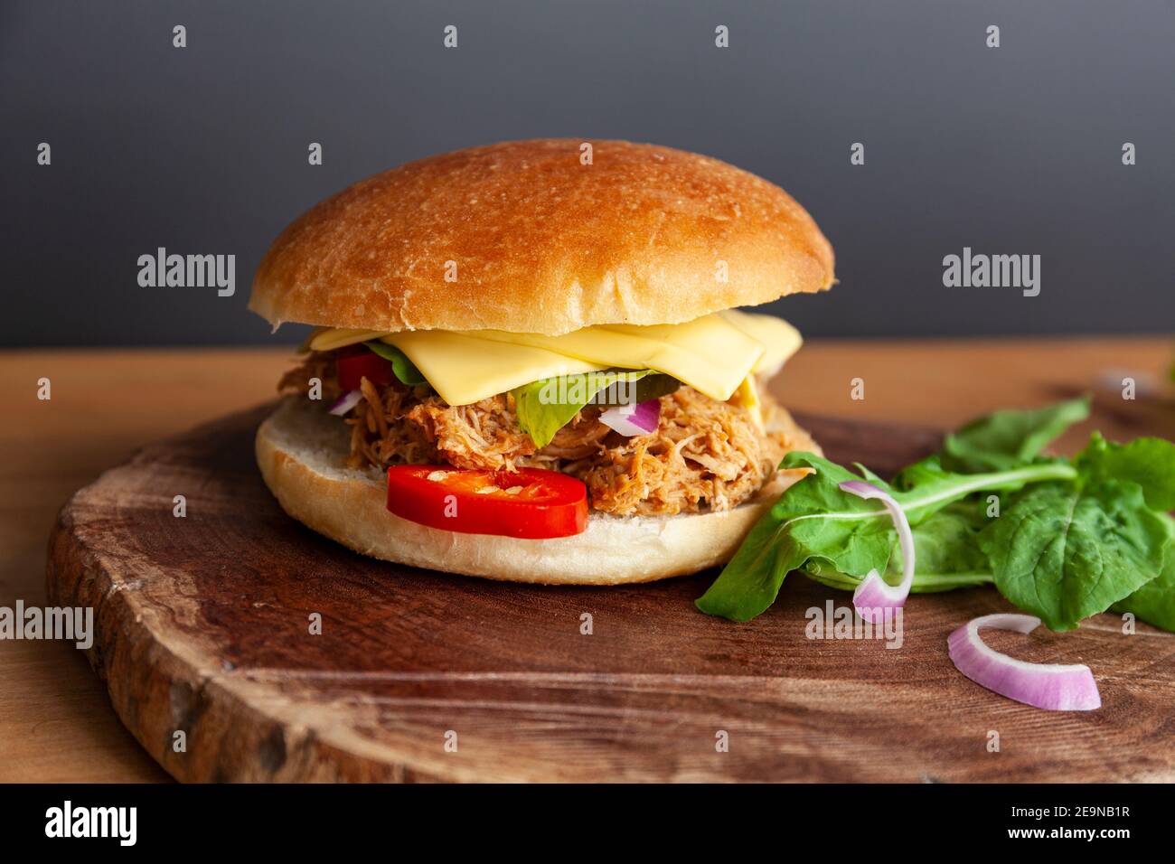 Panino di maiale fresco tirato con cetriolo sottaceto, rucola e jalapeno Foto Stock
