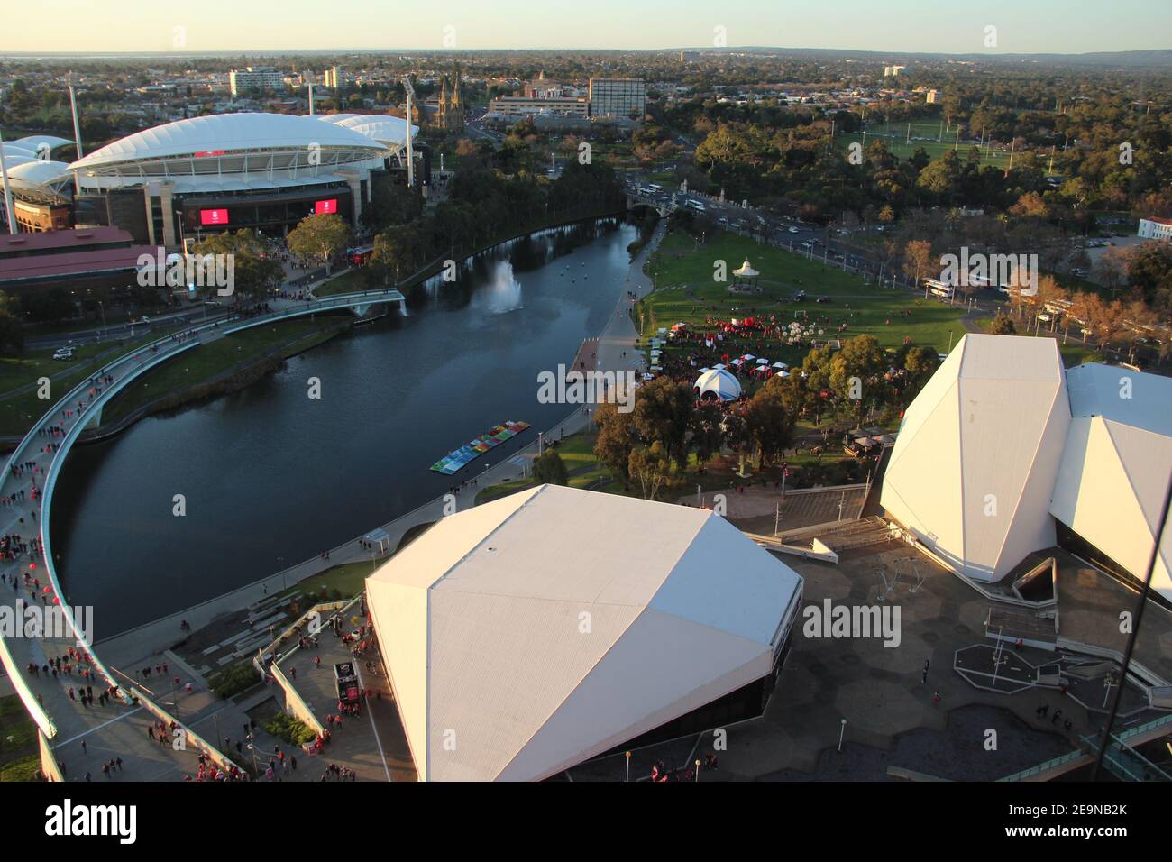 Vista aerea dell'Adelaide Oval e del Centro Congressi di Adelaide lungo il fiume Torrens ad Adelaide, Australia Meridionale Foto Stock
