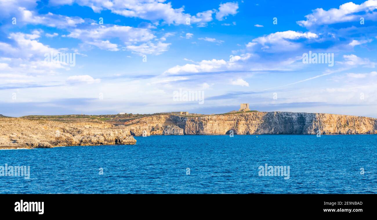 Scogliere dell'isola di Comino tra l'isola di Gozo e Malta, nell'arcipelago maltese Foto Stock