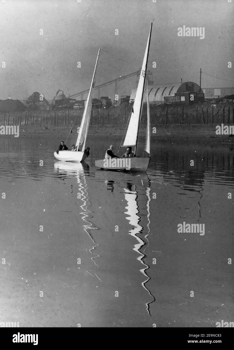 03 marzo 1968 - GLC Chief veleggia a Dinghy.: Le condizioni ideali di navigazione hanno incontrato il Sig. D. Plummer, leader del Greater London Council, che ieri ha scannerito un dinghy GP 14 da Putney a Westminster. A est di lui c'era il sig. C. Chataway, leader del Comitato per l'Educazione di Londra. L'escursione è stata organizzata dal South Bank Sailing Club in modo che il Sig. Plummer, un principiante in barca a vela, avrà una conoscenza di prima mano quando la conferenza sul Tamigi aprirà lunedì. La conferenza riunisce le autorità locali che controllano 40 miglia del Tamigi per elaborare metodi per migliorare le sue strutture. (Immagine di credito: © K Foto Stock