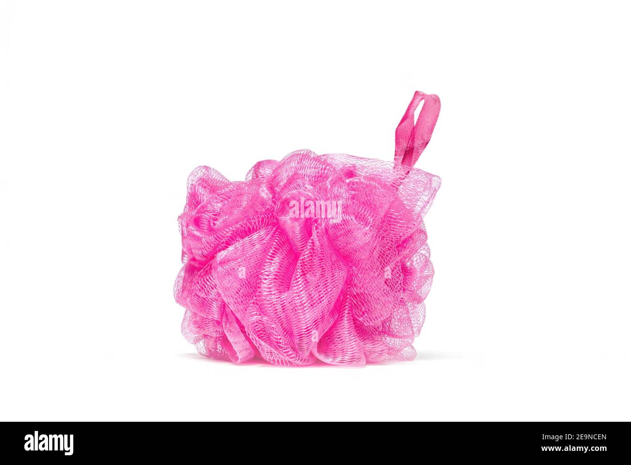 Colpo orizzontale di una scrunchie o di una loofah rosa da bagno con ombra su sfondo bianco. Foto Stock