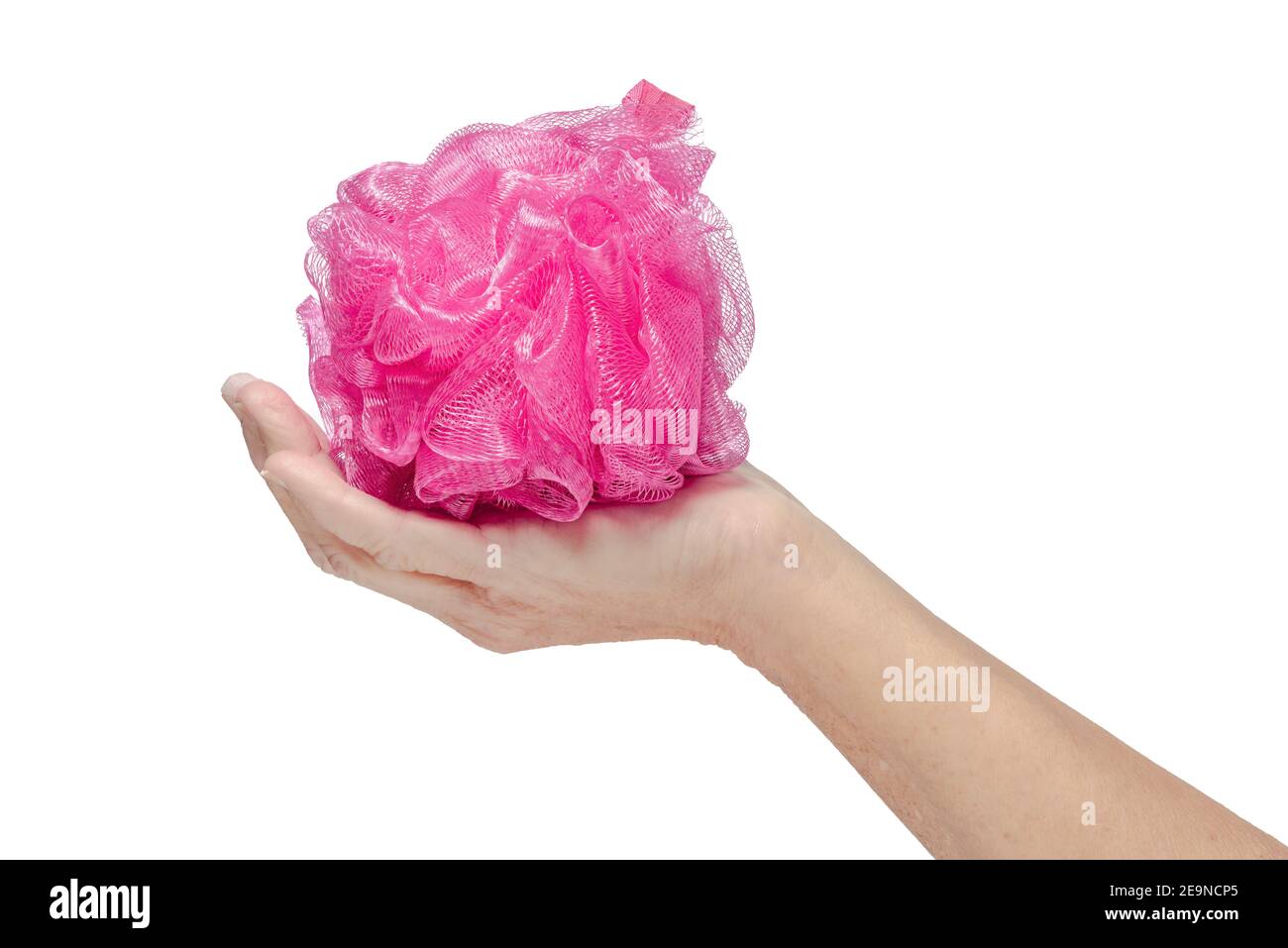 Immagine laterale orizzontale di una loofah da bagno rosa o di una scrunchie in una mano di donna su uno sfondo bianco. Foto Stock
