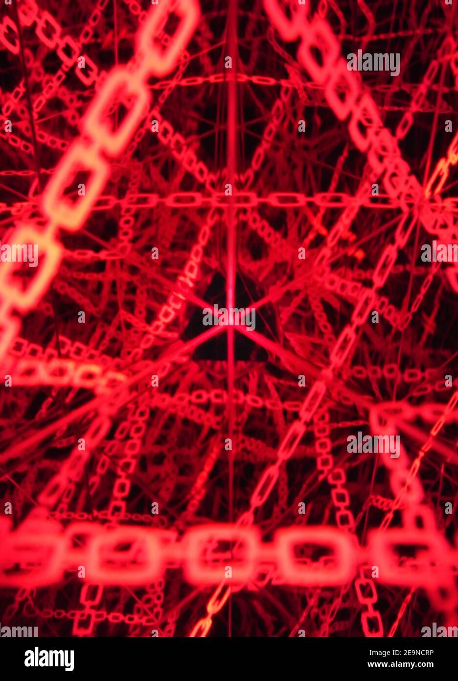 Fotografia di un caleidoscopio sfondo artistico raffigurante una sicurezza informatica firewall realizzato con raggi laser a forma di catene cadenas che brillano e refl Foto Stock