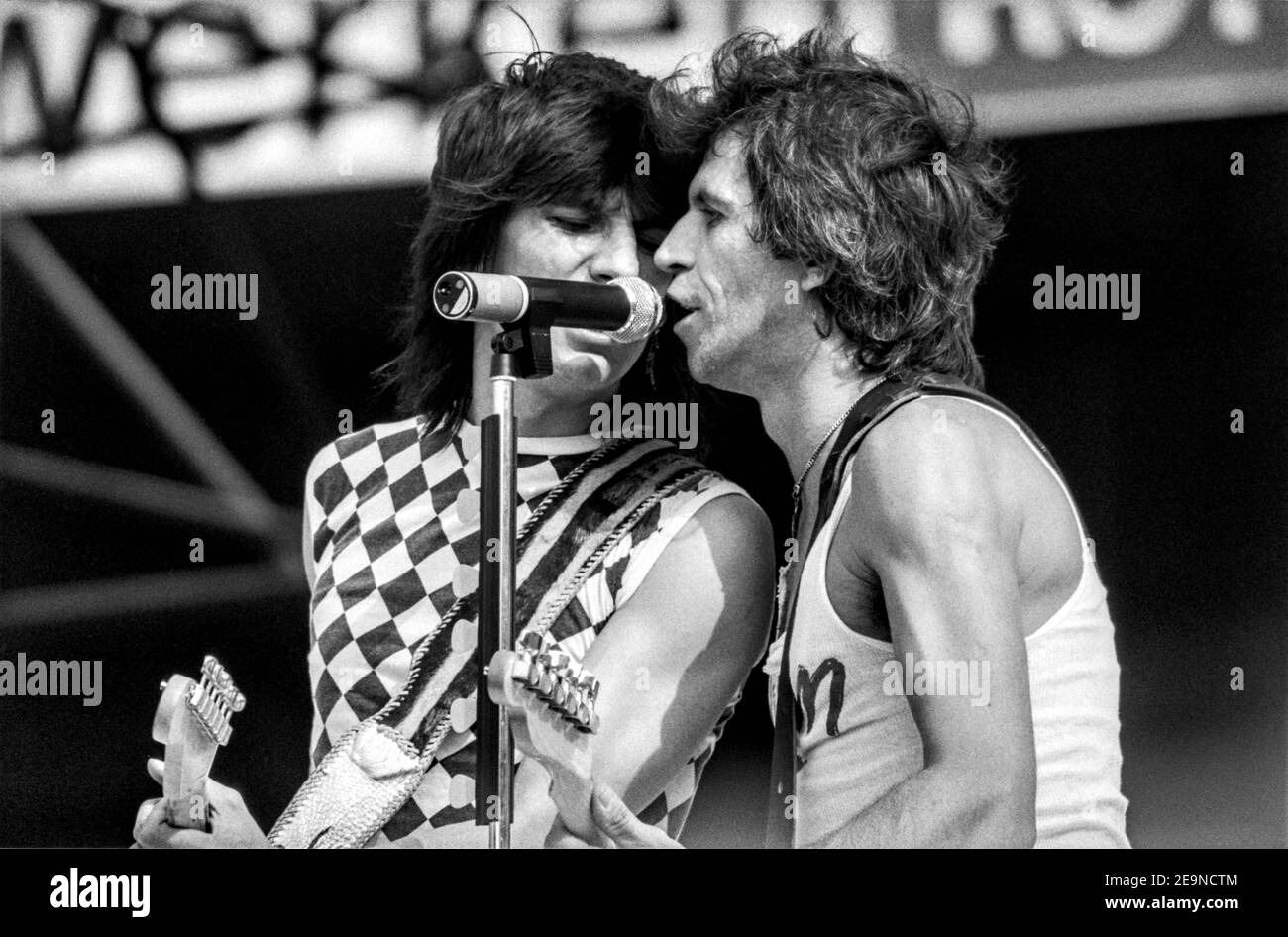 ROTTERDAM, PAESI BASSI - 02 GIU 1982: I chitarristi Keith Richards e Ron Wood dei Rolling Stones durante il loro concerto nello stadio de kuip Foto Stock
