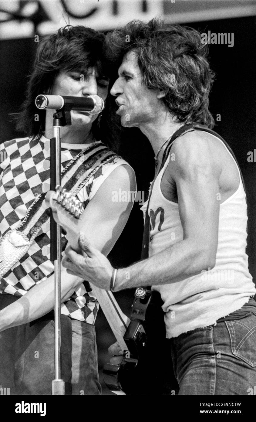 ROTTERDAM, PAESI BASSI - 02 GIU 1982: I chitarristi Keith Richards e Ron Wood dei Rolling Stones durante il loro concerto nello stadio de kuip Foto Stock