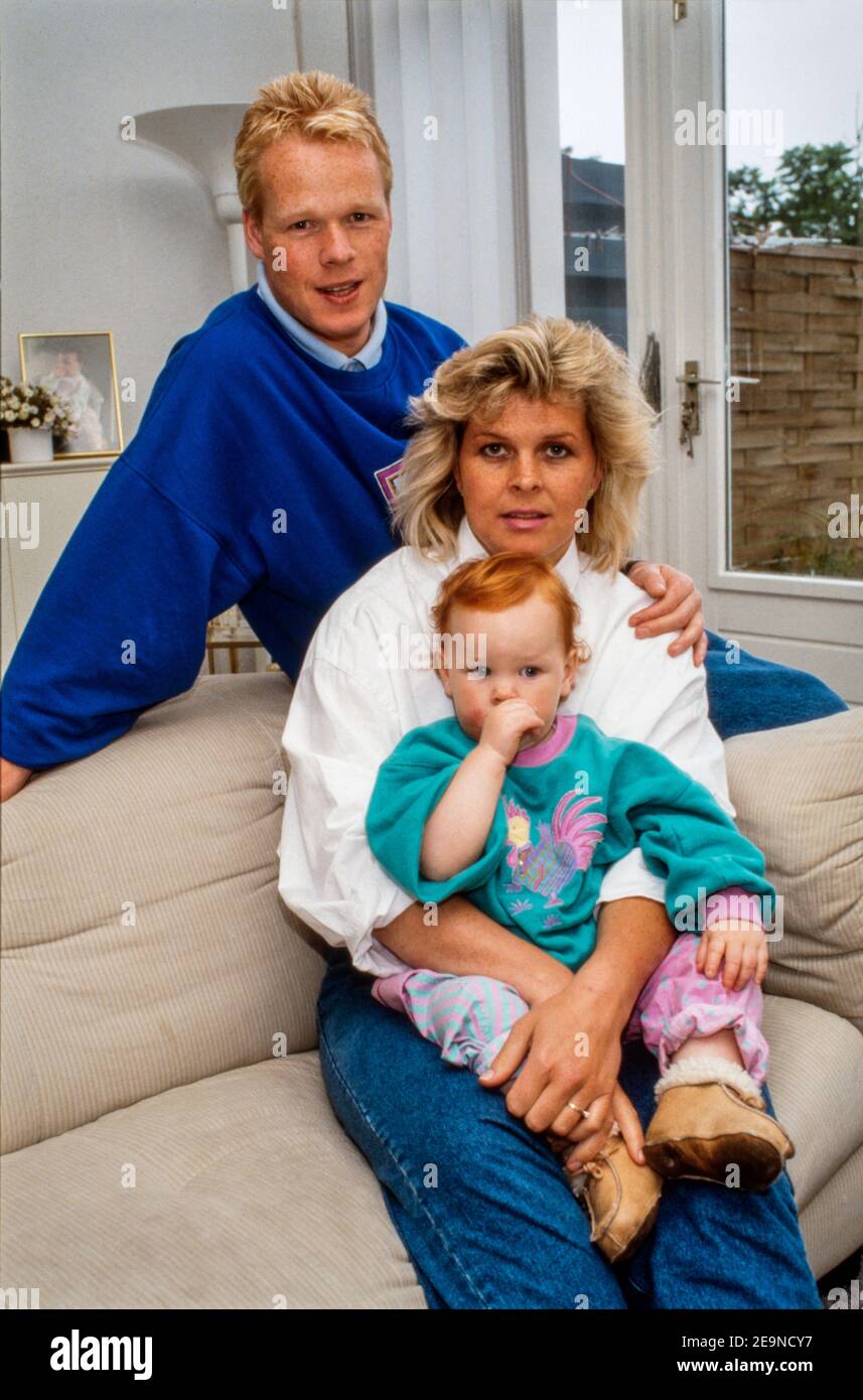 EINDHOVEN, PAESI BASSI - 08 MAGGIO 1988: L'allenatore di Barcellona Ronald Koeman con la moglie Bartina Koeman e la figlia Debbie a casa loro nel 198 Foto Stock