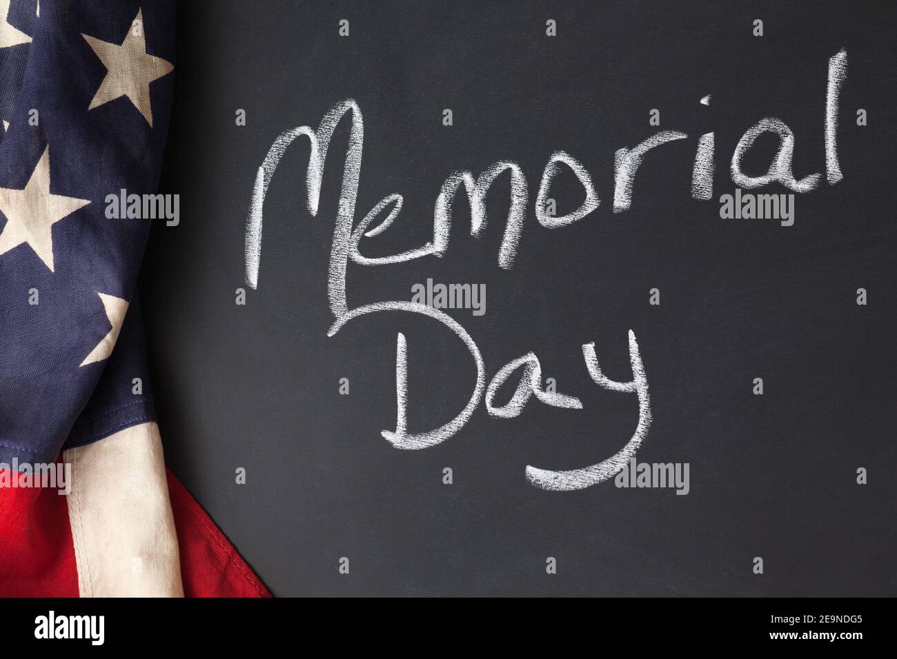 Cartello del Memorial Day su una lavagna con bandiera americana d'epoca Foto Stock