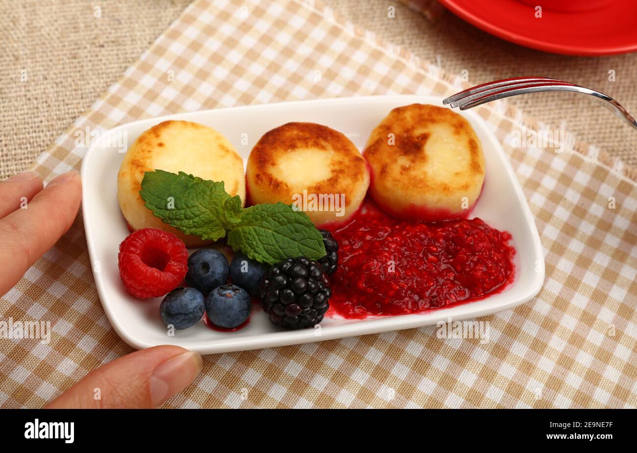 Primo piano mangiare europeo quark formaggio frittelle dessert con frutta, vista dall'alto, direttamente sopra Foto Stock