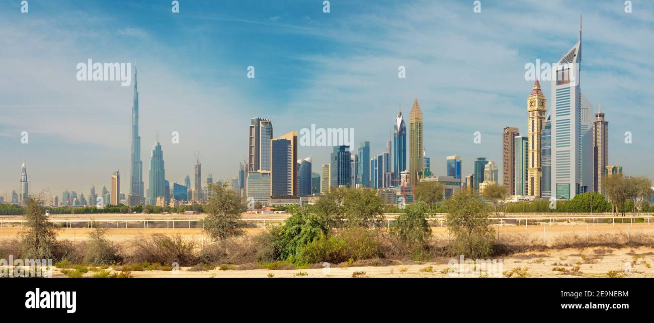 Dubai - lo skyline del centro cittadino con il Burj Khalifa e Emirates Towers. Foto Stock