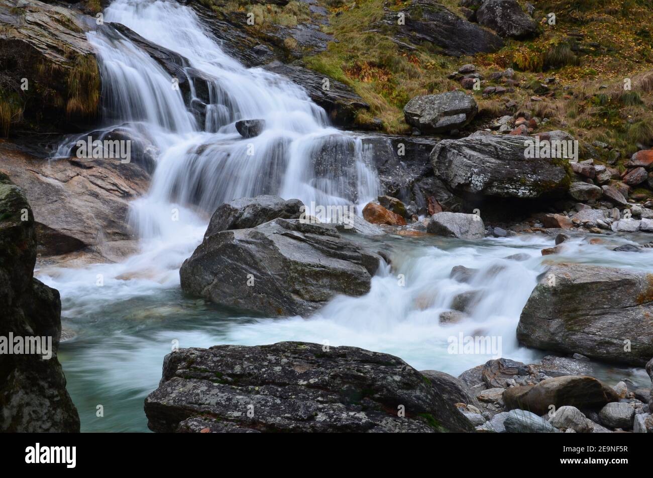 cascata in montagna, foto a lunga esposizione Foto Stock