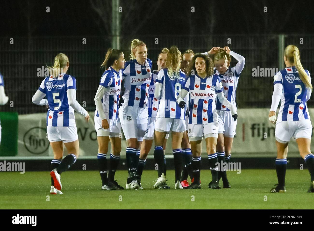 NIEUWEHORNE, PAESI BASSI - 5 FEBBRAIO: I giocatori di SC Heerenveen festeggiano il punteggio 1-1 durante la partita di calcio femminile tra SC Heerenveen e Ajax allo Sportpark Nieuwehorne il 5 febbraio 2021 a Nieuwehorne, Paesi Bassi (Foto di Pieter van der Woude/Orange Pictures/Alamy Live News) Foto Stock