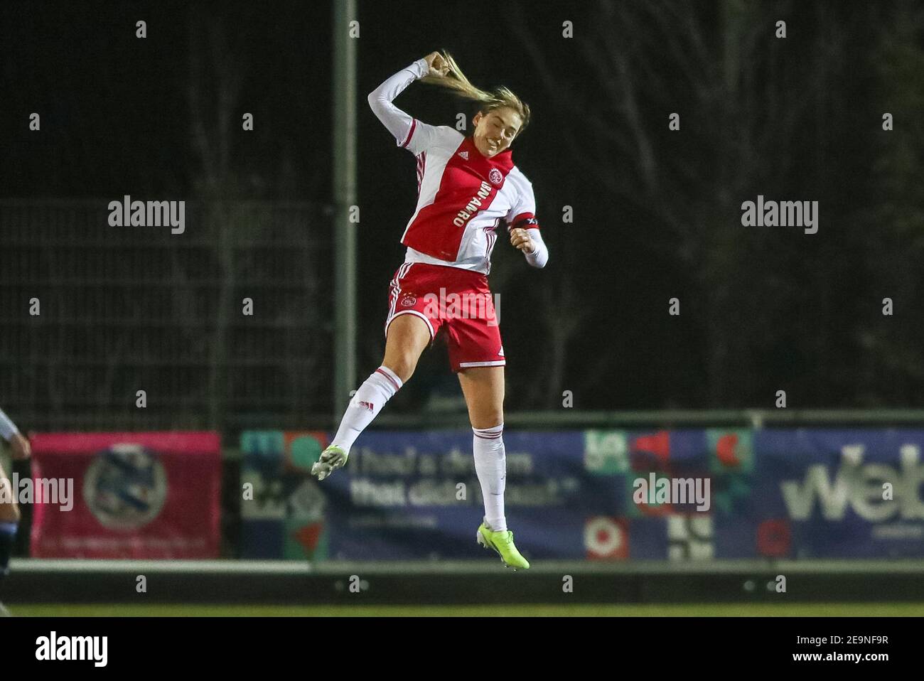 NIEUWEHORNE, PAESI BASSI - 5 FEBBRAIO: Marjolijn van den Bighelaar di Ajax celebra la sua partitura durante la partita di Beker femminile tra SC Heerenveen e Ajax allo Sportpark Nieuwehorne il 5 febbraio 2021 a Nieuwehorne, Paesi Bassi (Foto di Pieter van der Woude/Orange/Alamy Live News) Foto Stock