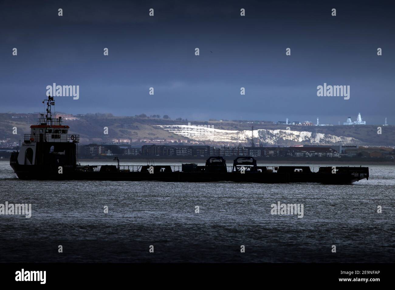 Blade,Runner,nave,trasporto,eolico,fattoria,pale,Vestas,eolico,turbine,Cowes,Newport,Isola di Wight,Inghilterra,Regno Unito, Foto Stock