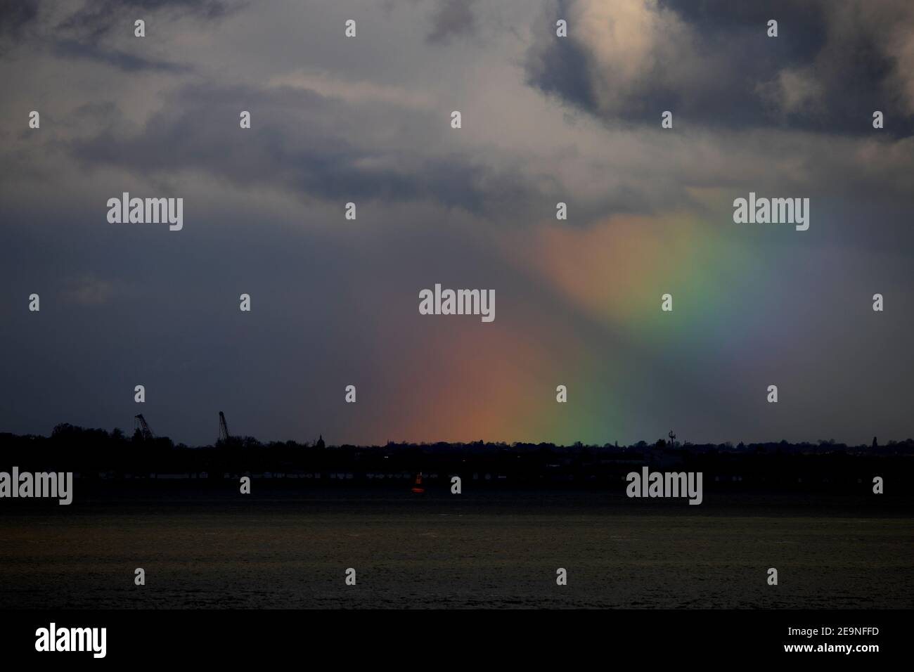 rainbow,Segment,The Solent,Southampton,acqua,nubi,raggi solari,Cowes,Isle of Wight,Inghilterra,Regno Unito, Foto Stock
