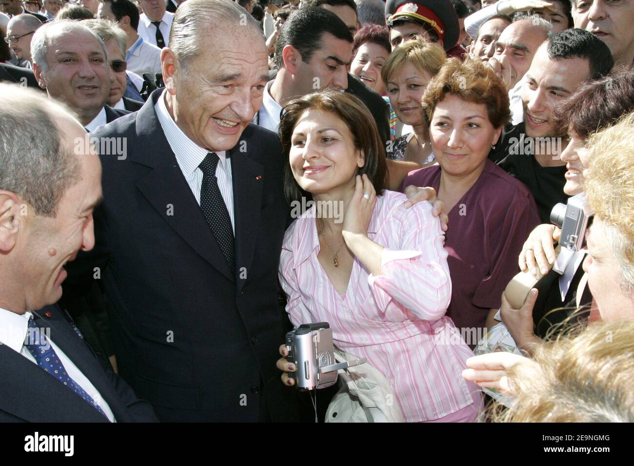 Il presidente armeno Robert Kocharian e il suo omologo francese Jacques Chirac salutano la folla a Yerevan, Armenia, il 30 settembre 2006. Il presidente francese Jacques Chirac ha affermato oggi che la Turchia dovrebbe riconoscere il massacro degli armeni durante la prima guerra mondiale come genocidio prima di poter aderire all'Unione europea. Foto piscina di Gilles Bassignac/ABACAPRESS.COM Foto Stock