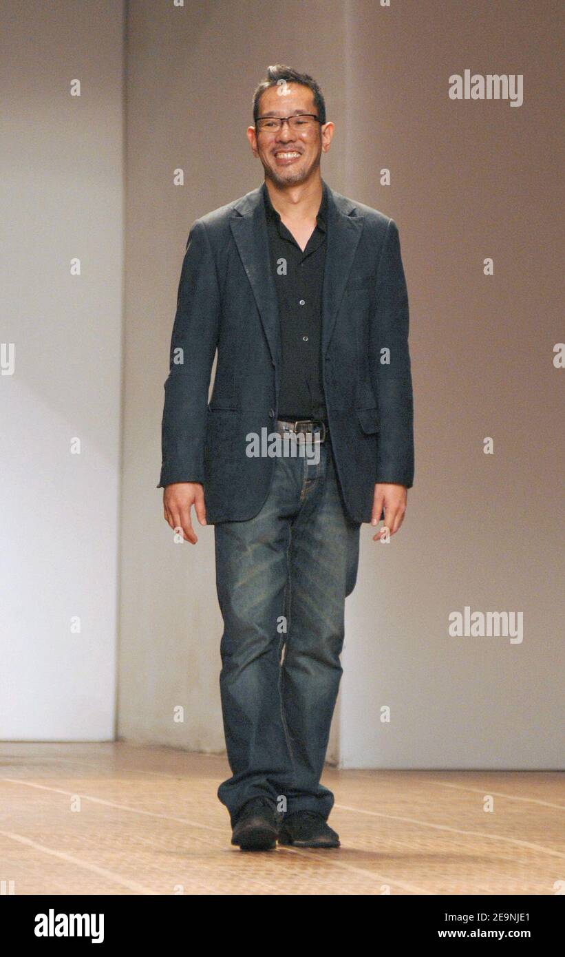 Il designer di moda giapponese Naoki Takizawa appare sulla passerella alla fine della sfilata Primavera-Estate 2007 di Issey Miyake Ready-to-Wear che ha progettato, tenuta presso il 'Mustee de l'Homme', a Parigi, Francia, il 3 ottobre 2006. Foto di Khayat-Nebinger-Orban-Taamallah/ABACAPRESS.COM Foto Stock