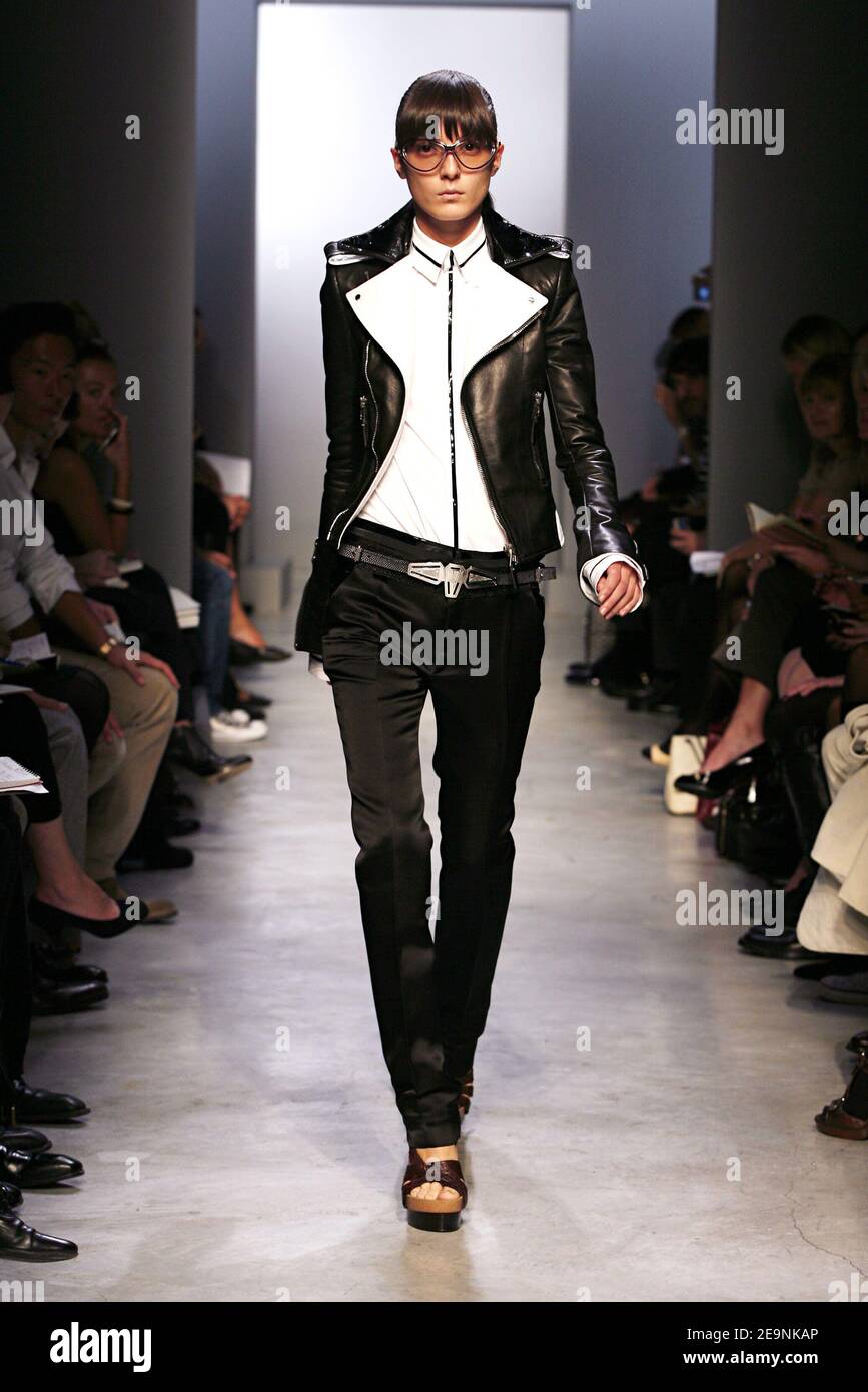 Un modello presenta una creazione di Nicolas Ghesquiere per la  presentazione della collezione Primavera-Estate 2007 Ready-to-Wear di  Balenciaga a Parigi, Francia, il 3 ottobre 2006. Foto di  Java/ABACAPRESS.COM Foto stock - Alamy