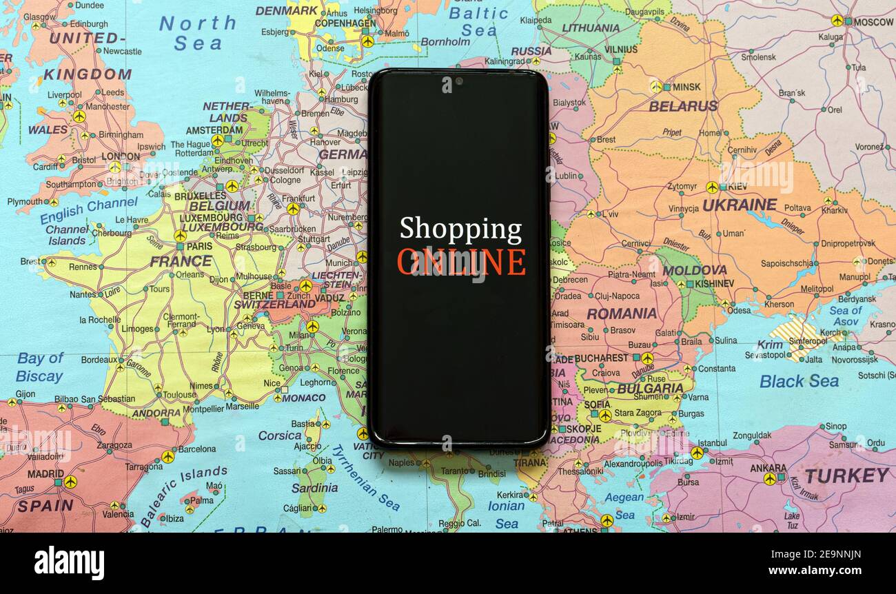 Telefono cellulare sulla mappa europea. Concetto di shopping online. Foto Stock