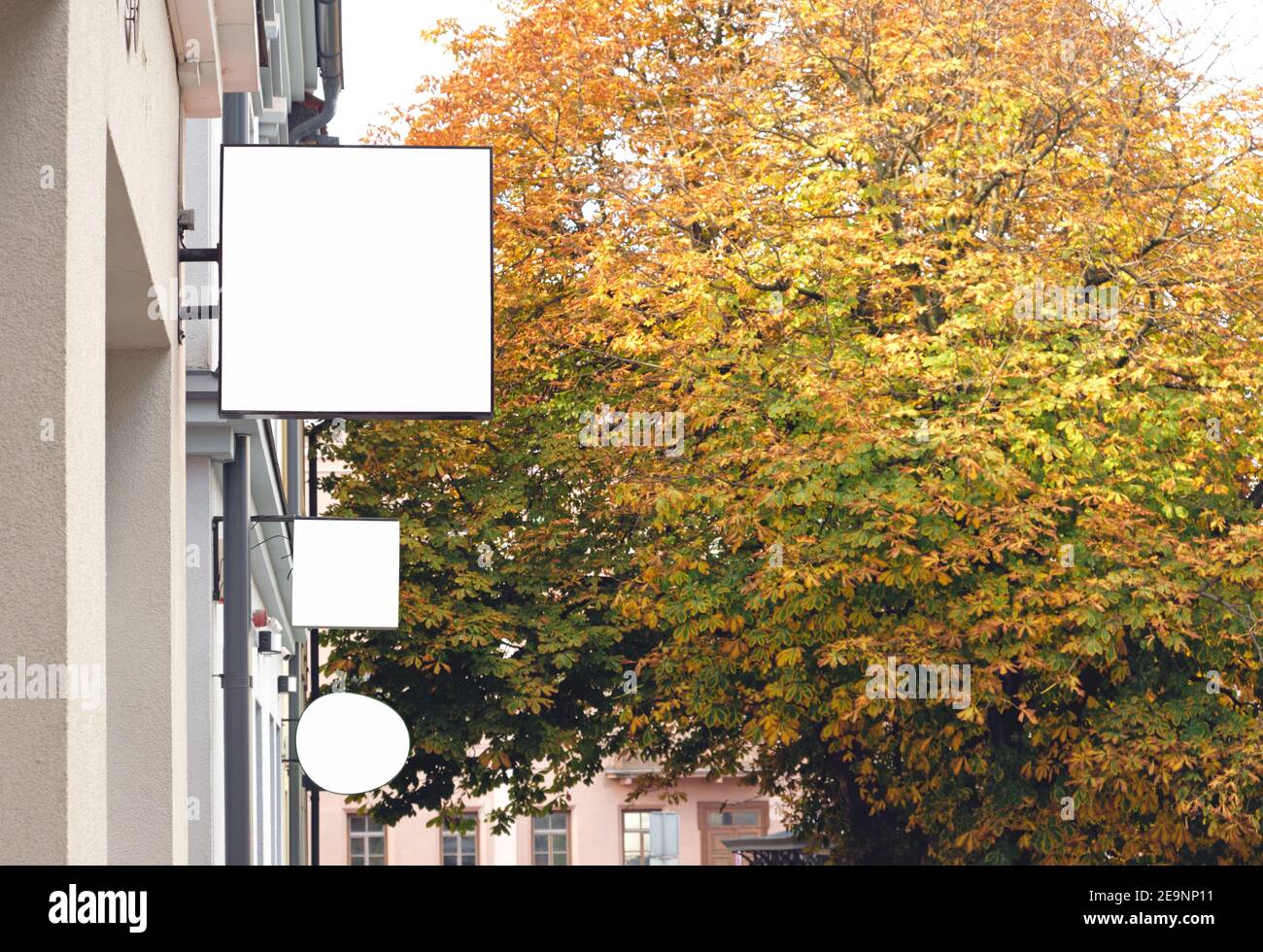 Tre cartelli da esterno vuoti appesi nella città autunnale, insegne aziendali vuote con spazio per la copia per aggiungere testo o logo Foto Stock