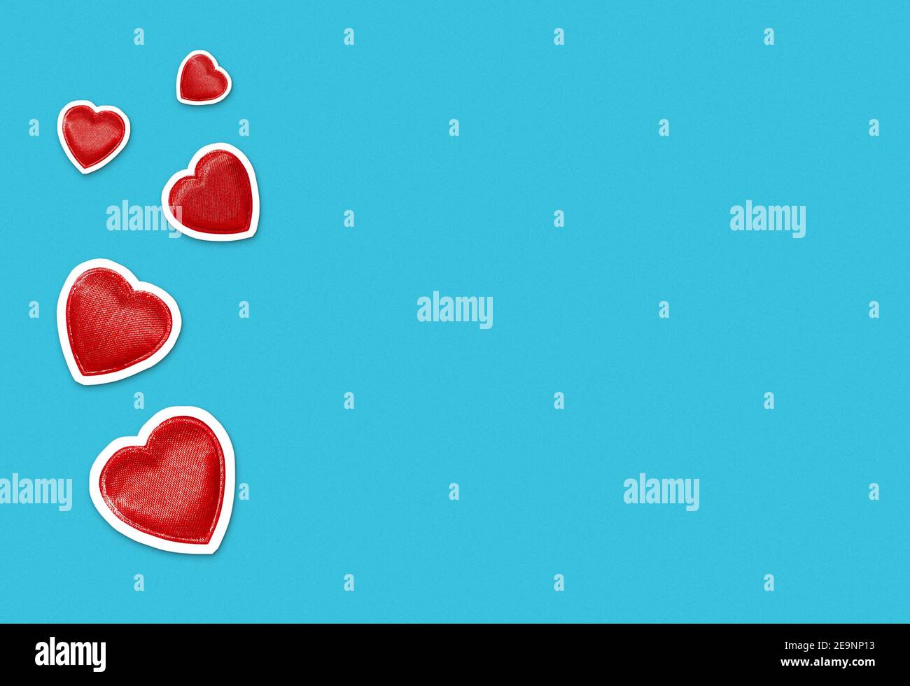 Sfondo del giorno di San Valentino con tagli a forma di cuore rosso su sfondo blu luminoso con abbondanza di spazio per la copia. Banner d'amore stile collage di riviste Foto Stock