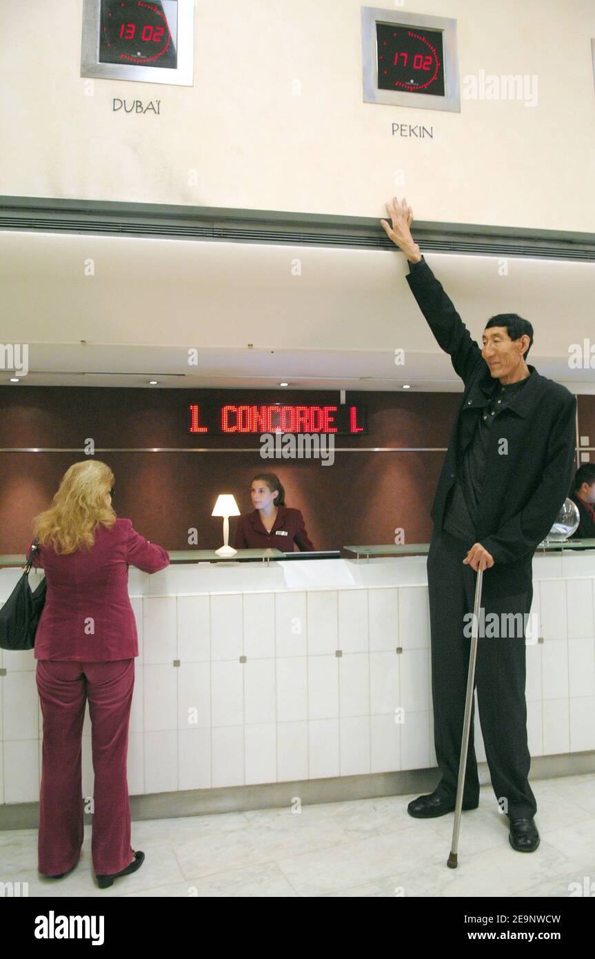 Xi Shun L Uomo Piu Alto Del Mondo Con Un Altezza Di 2 36 Metri 7 74 Piedi Incontra La Stampa All Hotel Concorde Lafayette Di Parigi Francia Il 10 Ottobre 2006 E In Francia Per Contribuire