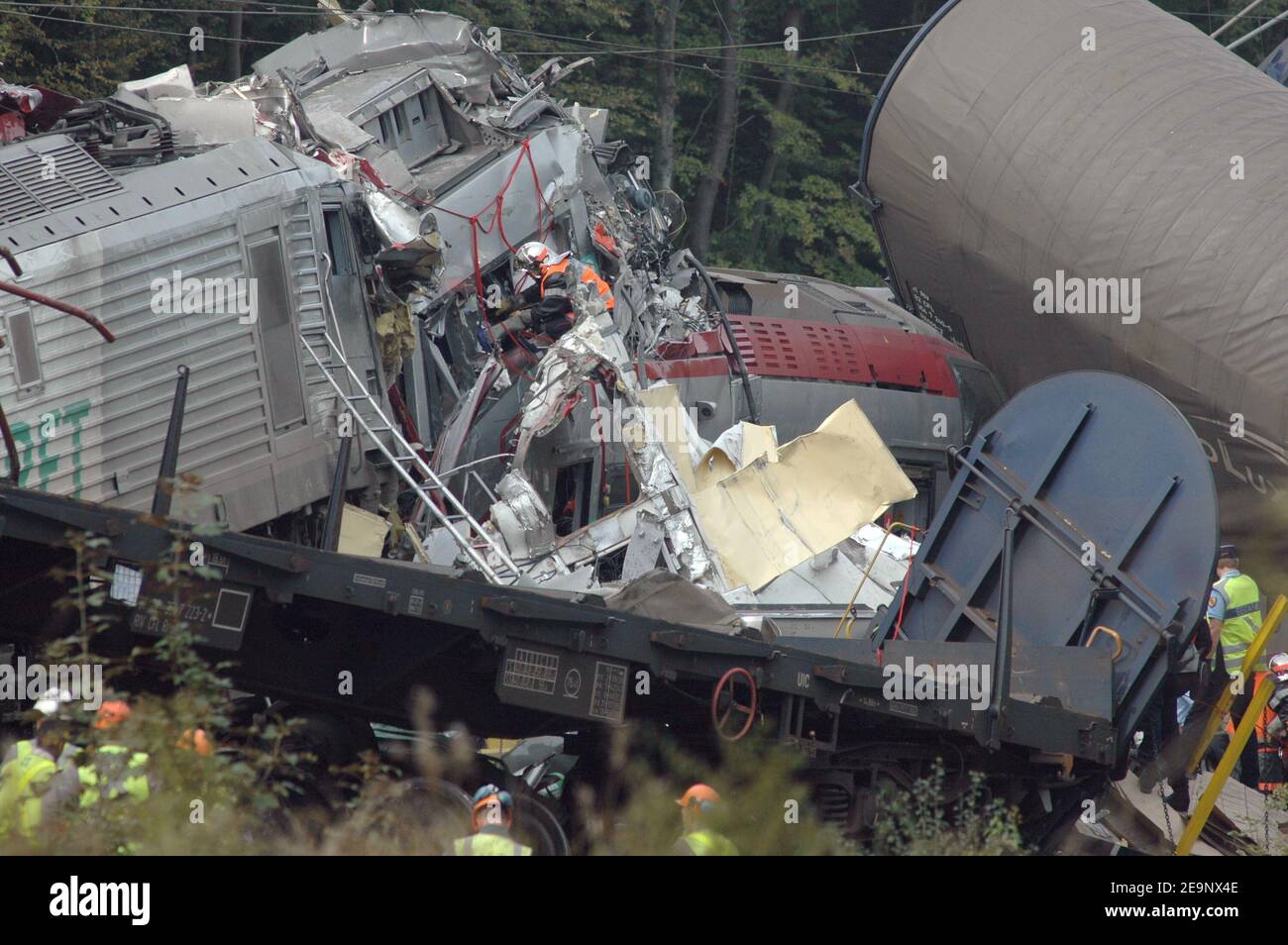 Almeno 5 persone sono state uccise e più di 20 feriti in un incidente diretto tra un treno passeggeri e un treno merci a Zoufftgen, Francia, il 11 ottobre 2006. I due treni erano un treno espresso regionale a due piani gestito dal Lussemburgo che viaggiava dal Grand Ducy alla città francese di Nancy e un treno merci diretto al Lussemburgo. Il primo ministro francese Dominique de Villepin e Jean-Claude Juncker, primo ministro lussemburghese, sono arrivati più tardi sul posto di questa tragedia. Foto di Pierre Rebondy/ABACAPRESS.COM Foto Stock