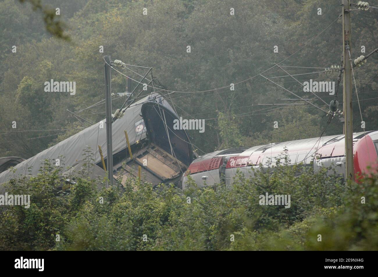 Almeno 5 persone sono state uccise e più di 20 feriti in un incidente diretto tra un treno passeggeri e un treno merci a Zoufftgen, Francia, il 11 ottobre 2006. I due treni erano un treno espresso regionale a due piani gestito dal Lussemburgo che viaggiava dal Grand Ducy alla città francese di Nancy e un treno merci diretto al Lussemburgo. Il primo ministro francese Dominique de Villepin e Jean-Claude Juncker, primo ministro lussemburghese, sono arrivati più tardi sul posto di questa tragedia. Foto di Pierre Rebondy/ABACAPRESS.COM Foto Stock