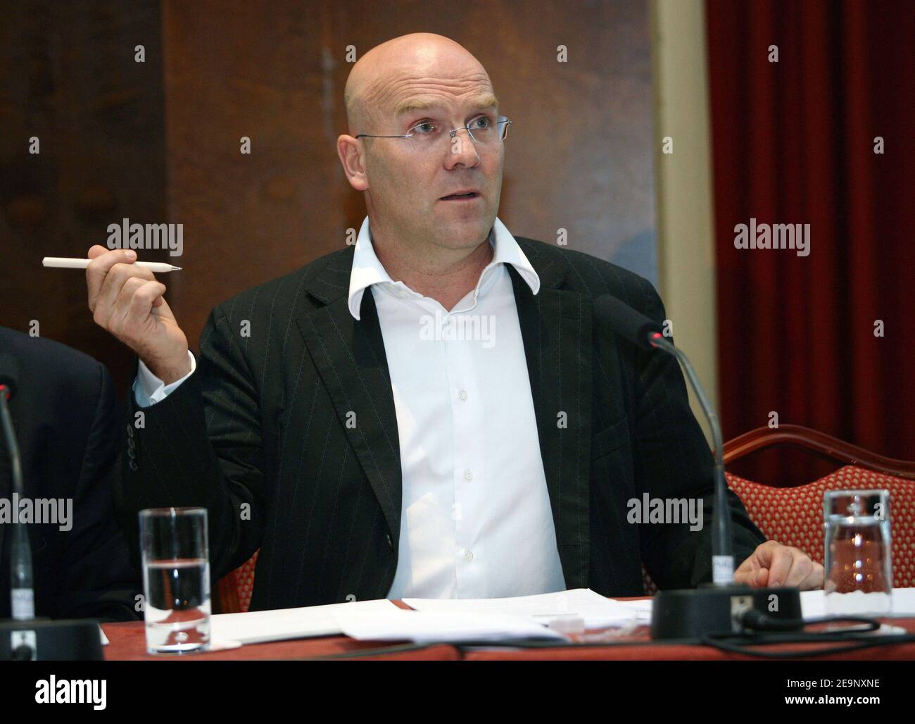 Bruno Bonnel, CEO francese di Infogrames Entertainment, tiene una conferenza stampa a Lione, in Francia, il 12 ottobre 2006. Egli ha annunciato che una relazione di esperti sul suo piano di ristrutturazione del debito e ha concluso che, in questa fase, le proposte contenute nel piano complessivo di ristrutturazione del debito sono eque per tutte le parti interessate. Foto di Vincent Dargent/ABACAPRESS.COM Foto Stock