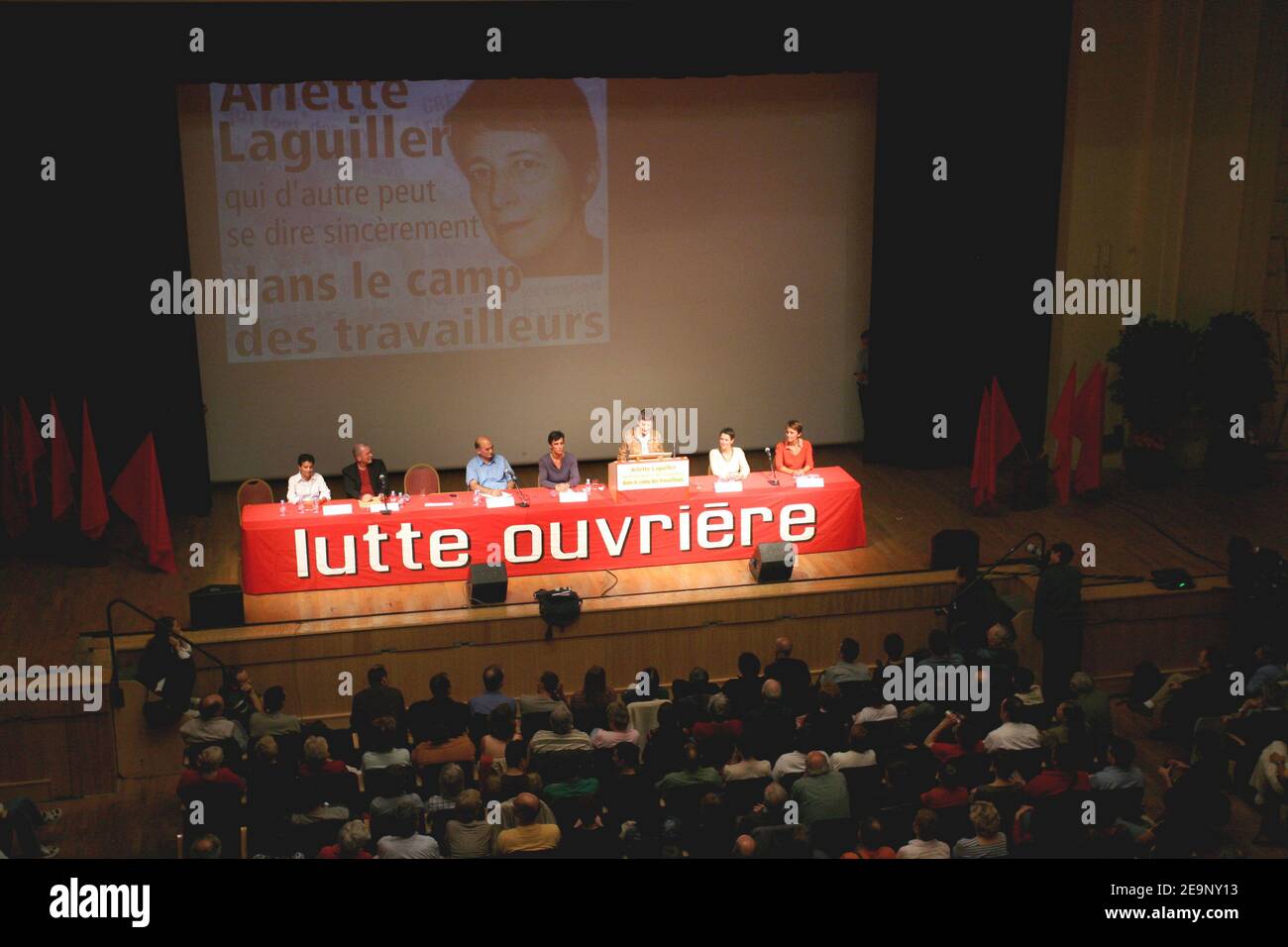 Arlette Laguiller durante l'incontro di rientro di lutte ouvriere a Mutualite a Parigi, Francia, il 13 ottobre 2006. Foto di Mehdi Taamallah/ABACAPRESS.COM Foto Stock