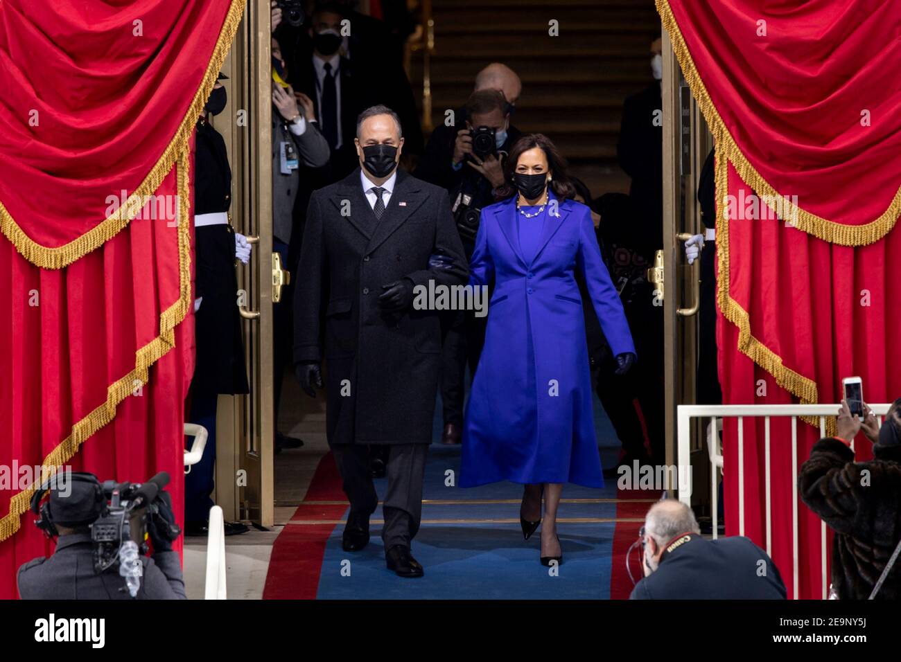 Il vice presidente eletto degli Stati Uniti Kamala Harris e il marito Doug Emhoff arrivano alla piattaforma inaugurale per la 59a cerimonia di inaugurazione presidenziale presso il Campidoglio degli Stati Uniti 20 gennaio 2021 a Washington, DC. Foto Stock