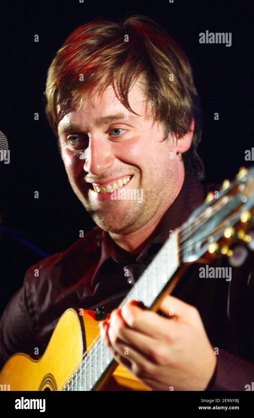 Il cantante francese Thomas Dutronc (figlio dei cantanti francesi Jacques Dutronc e Francoise Hardy) suona dal vivo con la sua band "Thomas Dutronc et les Esprits Manouches" al jazz joint "Cafe de la Danse" di Parigi, in Francia, il 14 ottobre 2006. Foto di Nicolas Khayat/ABACAPRESS.COM Foto Stock