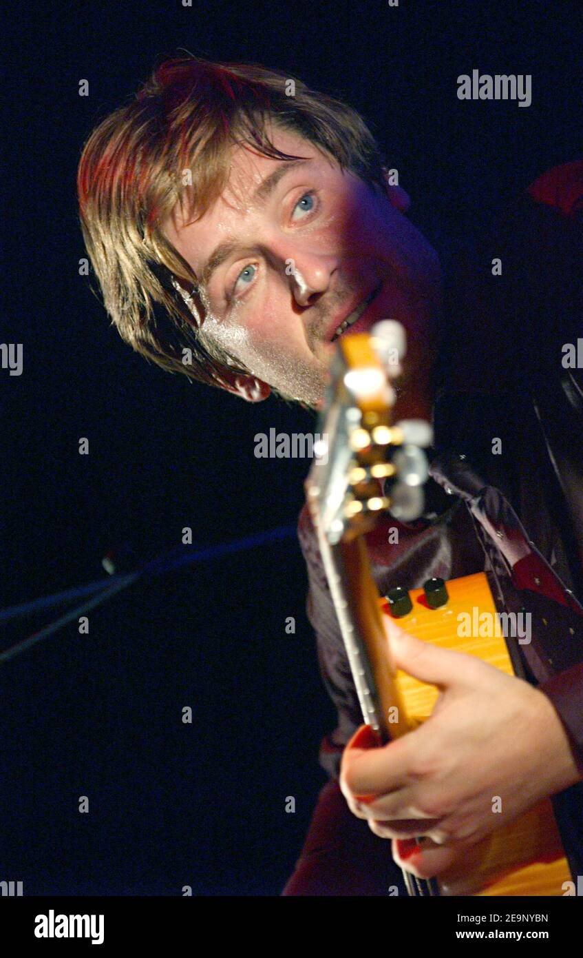 Il cantante francese Thomas Dutronc (figlio dei cantanti francesi Jacques Dutronc e Francoise Hardy) suona dal vivo con la sua band "Thomas Dutronc et les Esprits Manouches" al jazz joint "Cafe de la Danse" di Parigi, in Francia, il 14 ottobre 2006. Foto di Nicolas Khayat/ABACAPRESS.COM Foto Stock