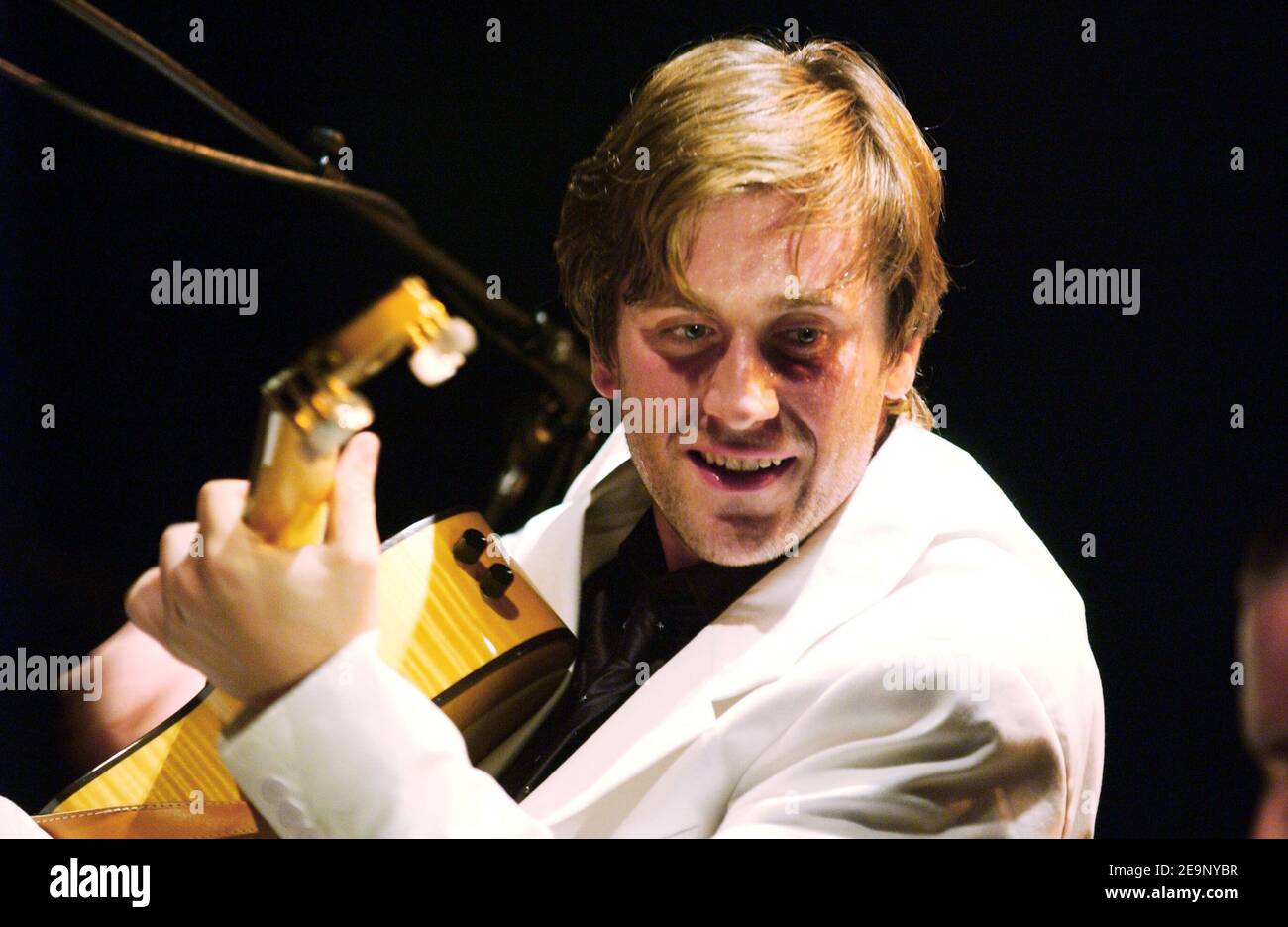 Il cantante francese Thomas Dutronc (figlio dei cantanti francesi Jacques Dutronc e Francoise Hardy) suona dal vivo con la sua band "Thomas Dutronc et les Esprits Manouches" al jazz joint "Cafe de la Danse" di Parigi, in Francia, il 14 ottobre 2006. Foto di Nicolas Khayat/ABACAPRESS.COM Foto Stock