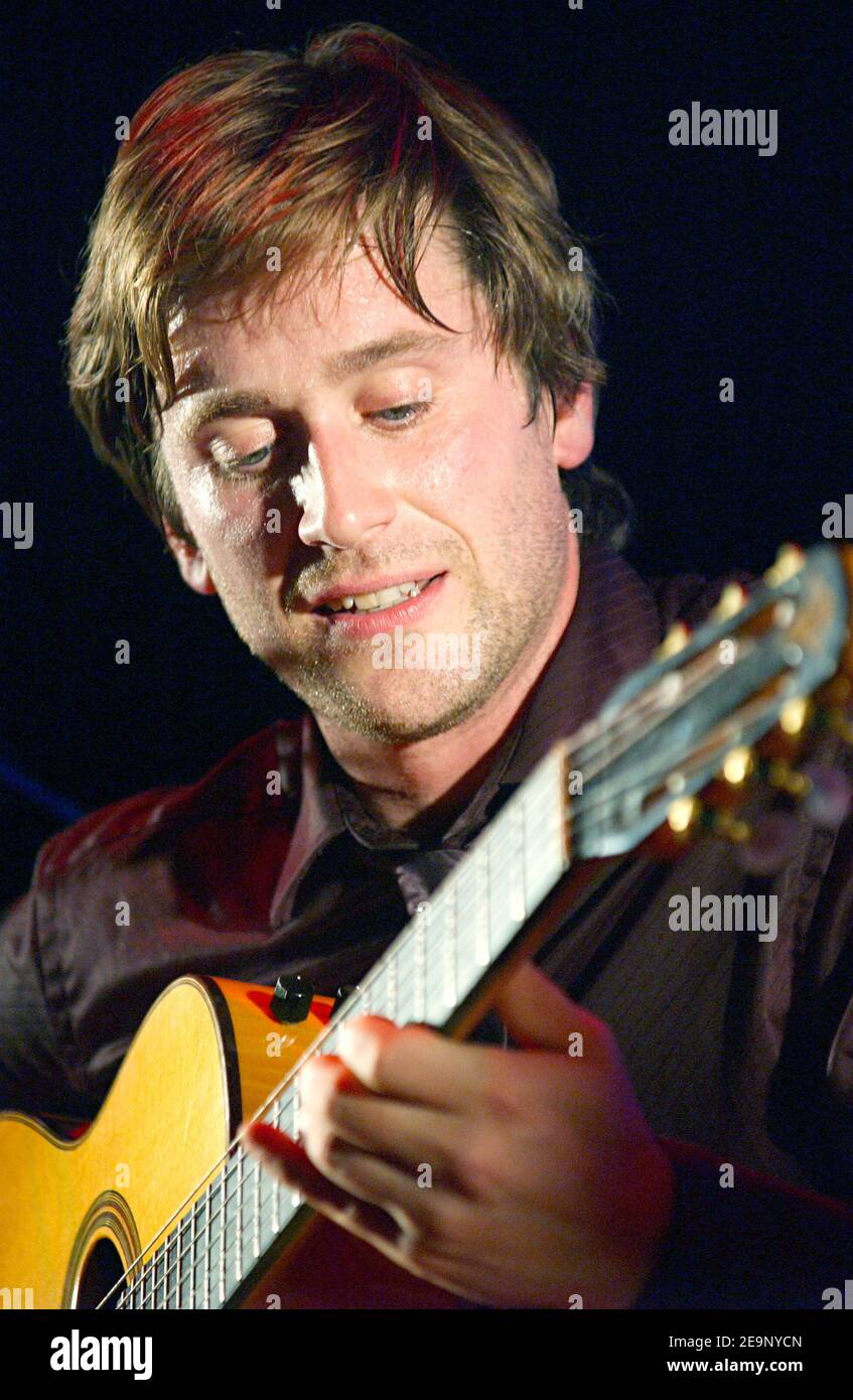 Il cantante francese Thomas Dutronc (figlio dei cantanti francesi Jacques Dutronc e Francoise Hardy) suona dal vivo con la sua band "Thomas Dutronc et les Esprits Manouches" al jazz joint "Cafe de la Danse" di Parigi, in Francia, il 14 ottobre 2006. Foto di Nicolas Khayat/ABACAPRESS.COM Foto Stock
