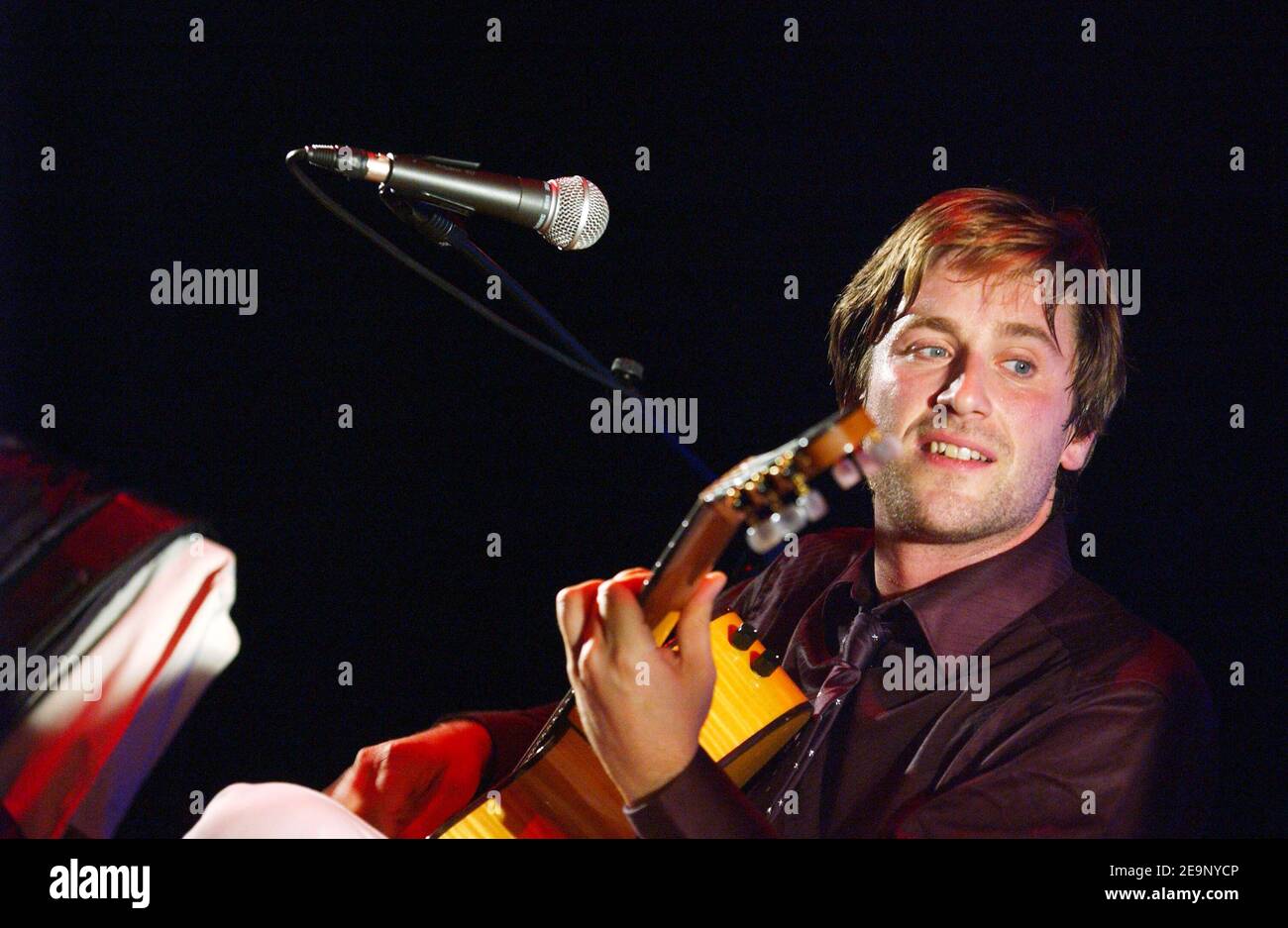 Il cantante francese Thomas Dutronc (figlio dei cantanti francesi Jacques Dutronc e Francoise Hardy) suona dal vivo con la sua band "Thomas Dutronc et les Esprits Manouches" al jazz joint "Cafe de la Danse" di Parigi, in Francia, il 14 ottobre 2006. Foto di Nicolas Khayat/ABACAPRESS.COM Foto Stock