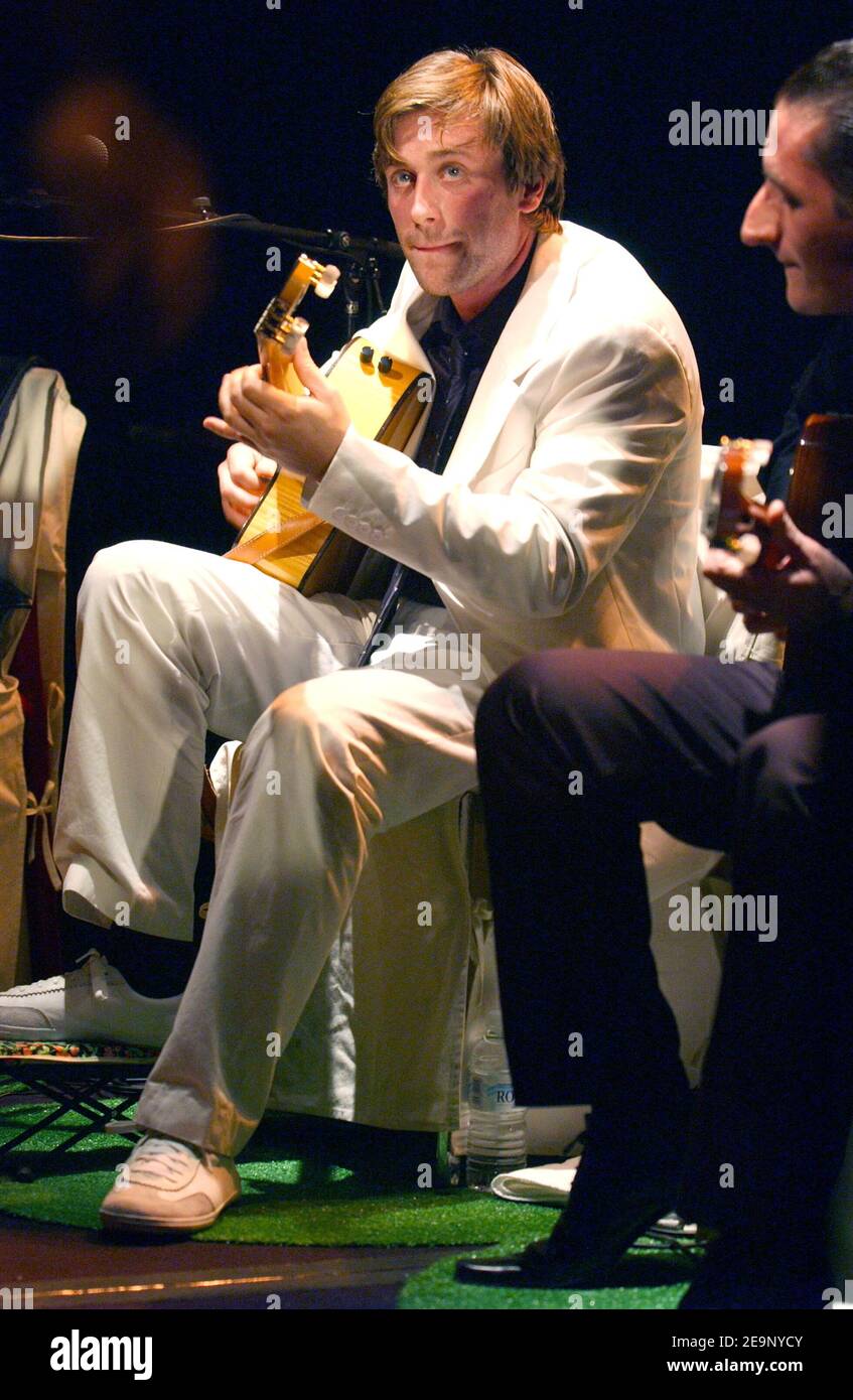 Il cantante francese Thomas Dutronc (figlio dei cantanti francesi Jacques Dutronc e Francoise Hardy) suona dal vivo con la sua band "Thomas Dutronc et les Esprits Manouches" al jazz joint "Cafe de la Danse" di Parigi, in Francia, il 14 ottobre 2006. Foto di Nicolas Khayat/ABACAPRESS.COM Foto Stock