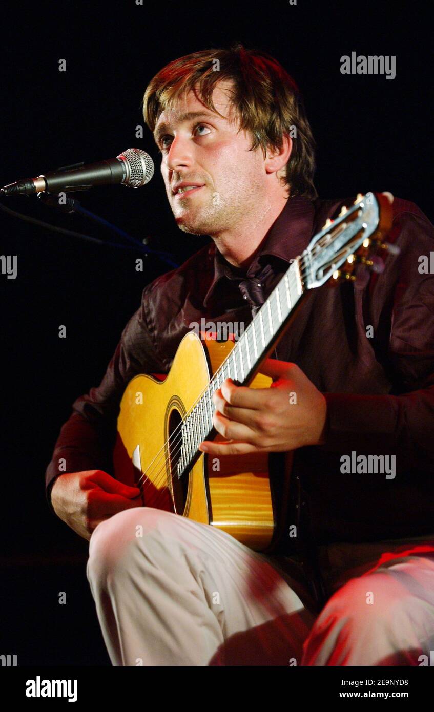 Il cantante francese Thomas Dutronc (figlio dei cantanti francesi Jacques Dutronc e Francoise Hardy) suona dal vivo con la sua band "Thomas Dutronc et les Esprits Manouches" al jazz joint "Cafe de la Danse" di Parigi, in Francia, il 14 ottobre 2006. Foto di Nicolas Khayat/ABACAPRESS.COM Foto Stock