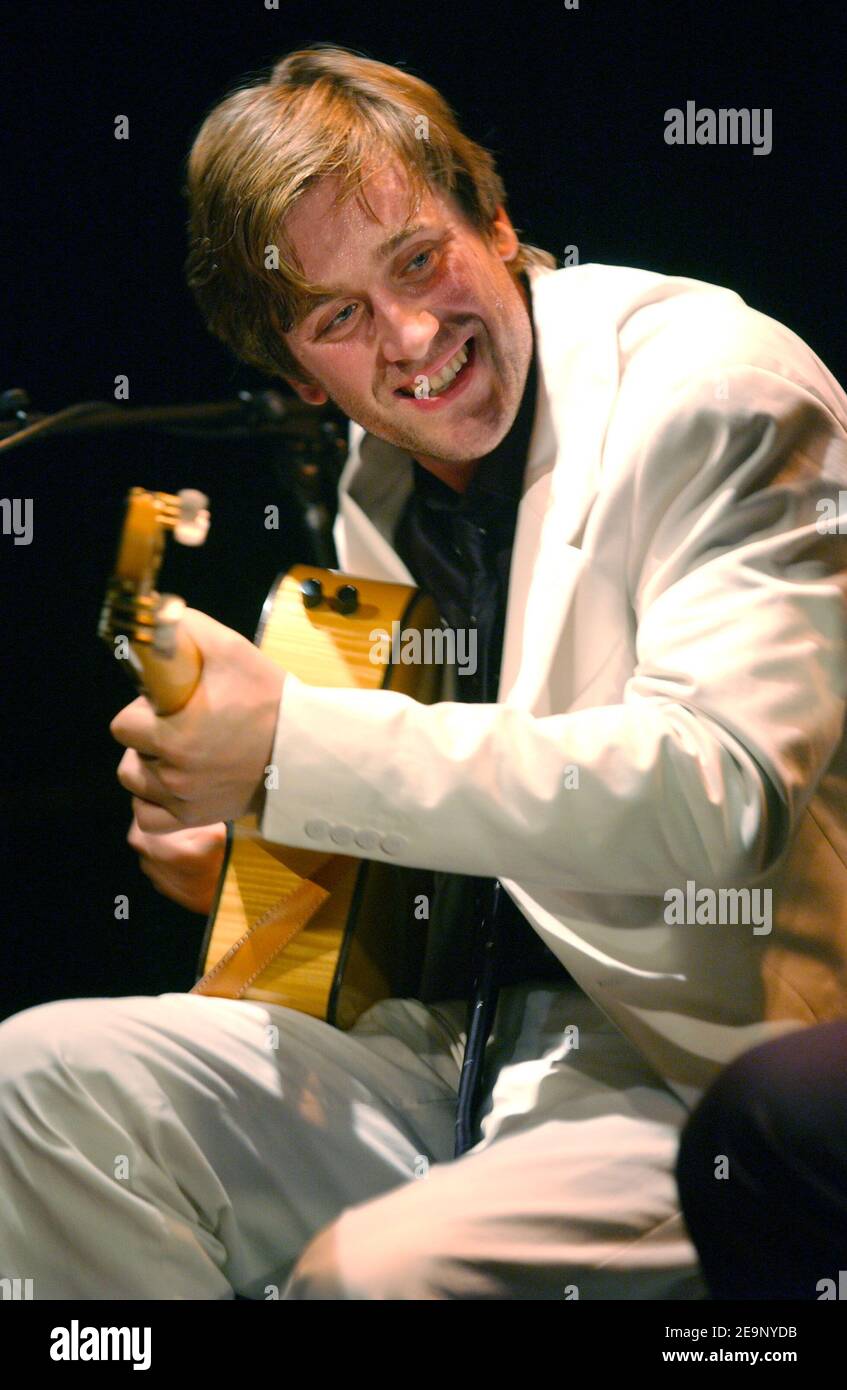 Il cantante francese Thomas Dutronc (figlio dei cantanti francesi Jacques Dutronc e Francoise Hardy) suona dal vivo con la sua band "Thomas Dutronc et les Esprits Manouches" al jazz joint "Cafe de la Danse" di Parigi, in Francia, il 14 ottobre 2006. Foto di Nicolas Khayat/ABACAPRESS.COM Foto Stock