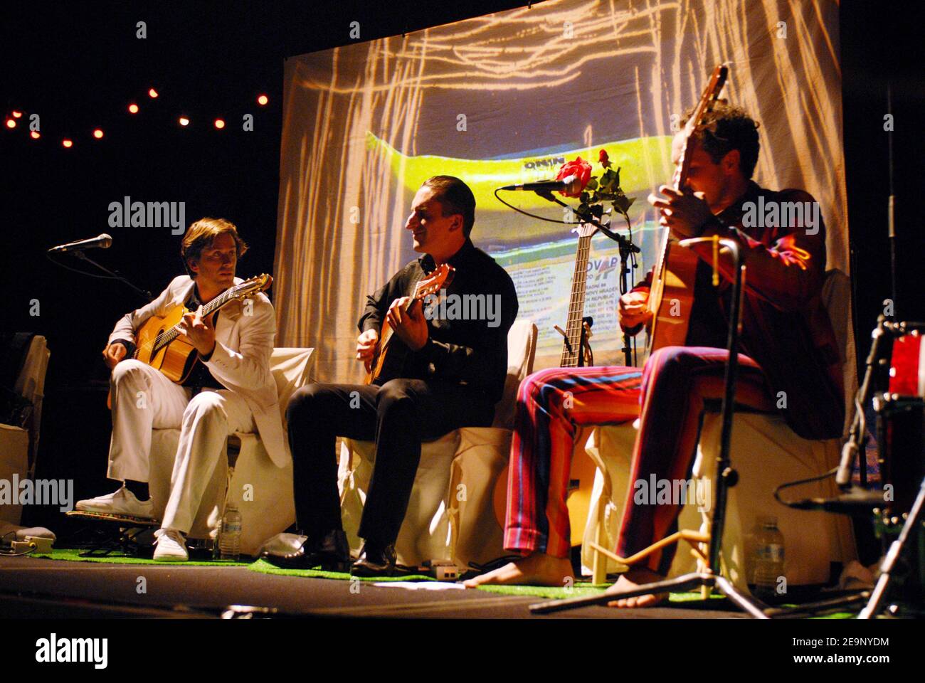 Il cantante francese Thomas Dutronc (figlio dei cantanti francesi Jacques Dutronc e Francoise Hardy) suona dal vivo con la sua band "Thomas Dutronc et les Esprits Manouches" al jazz joint "Cafe de la Danse" di Parigi, in Francia, il 14 ottobre 2006. Foto di Nicolas Khayat/ABACAPRESS.COM Foto Stock
