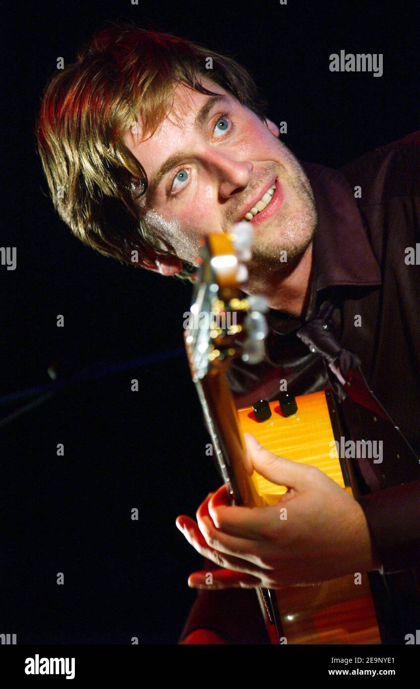 Il cantante francese Thomas Dutronc (figlio dei cantanti francesi Jacques Dutronc e Francoise Hardy) suona dal vivo con la sua band "Thomas Dutronc et les Esprits Manouches" al jazz joint "Cafe de la Danse" di Parigi, in Francia, il 14 ottobre 2006. Foto di Nicolas Khayat/ABACAPRESS.COM Foto Stock