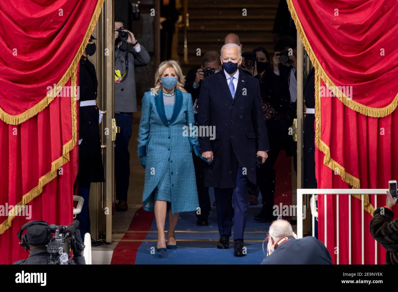 Il presidente eletto degli Stati Uniti Joe Biden e il Dr. Jill Biden arrivano alla piattaforma inaugurale per la 59a cerimonia di inaugurazione presidenziale presso il Campidoglio degli Stati Uniti il 20 gennaio 2021 a Washington, DC. Foto Stock