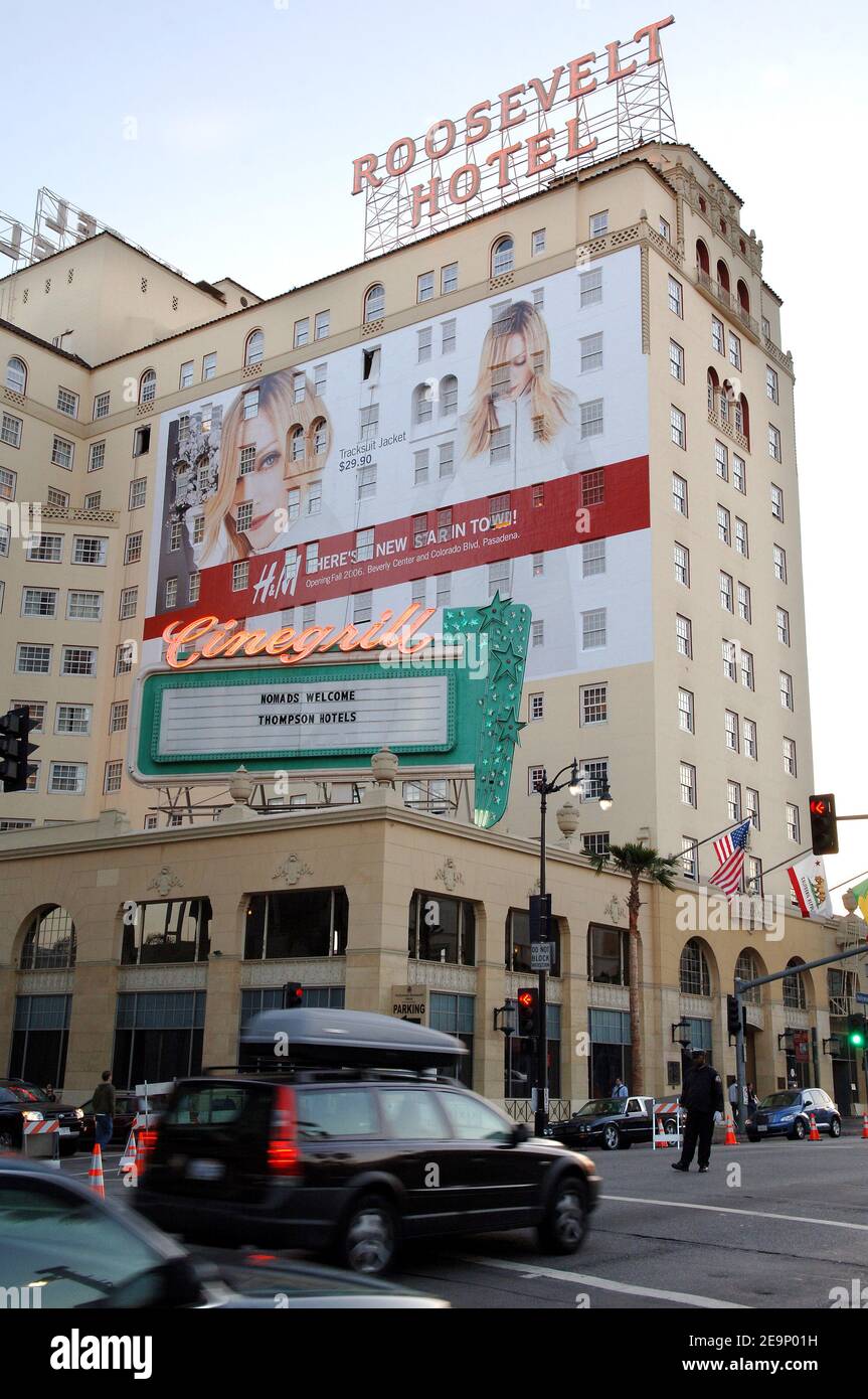 Il cartellone di Madonna pubblicizza un nuovo negozio H&M sulla parte anteriore del Roosevelt Hotel di Hollywood. Madonna adottò un ragazzo malawico di 13 mesi che arrivò oggi a Londra. Los Angeles, 17 ottobre 2006. Foto di Lionel Hahn/ABACAPRESS.COM Foto Stock